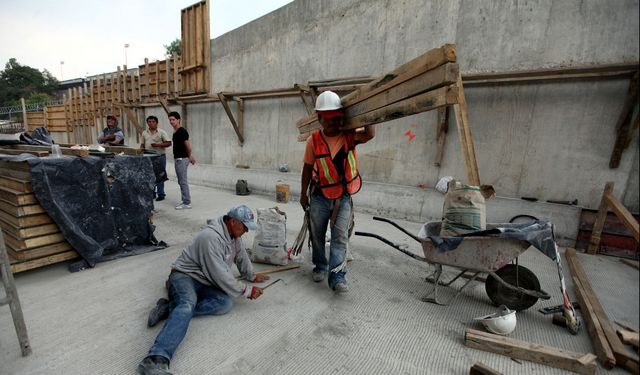 Hispanos sumidos en mala econom&iacute;a