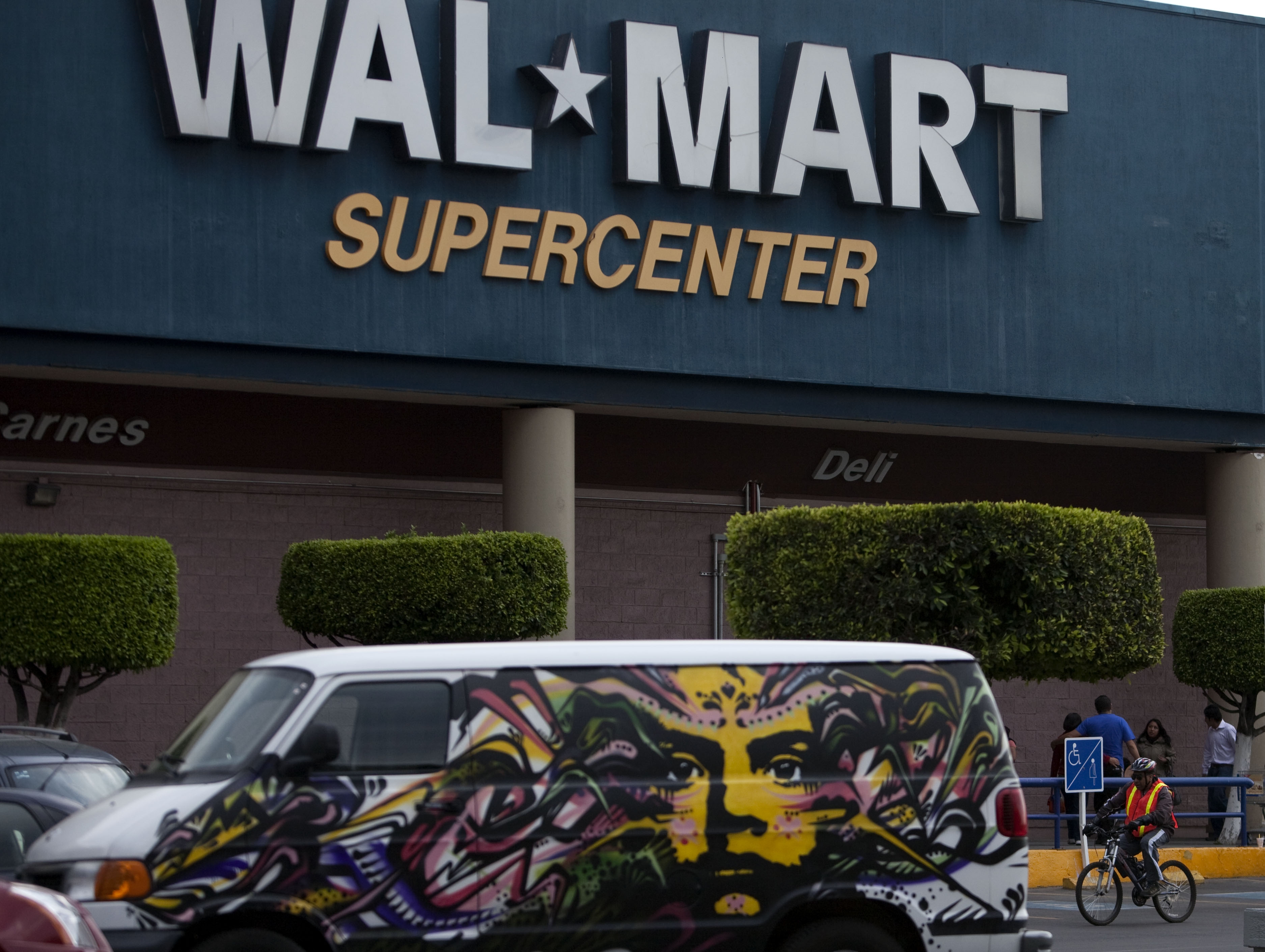 Wal-Mart encubri&oacute; sobornos en M&eacute;xico