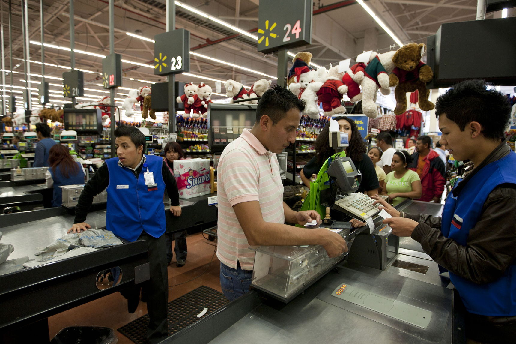 Wal-Mart encubri&oacute; sobornos en M&eacute;xico