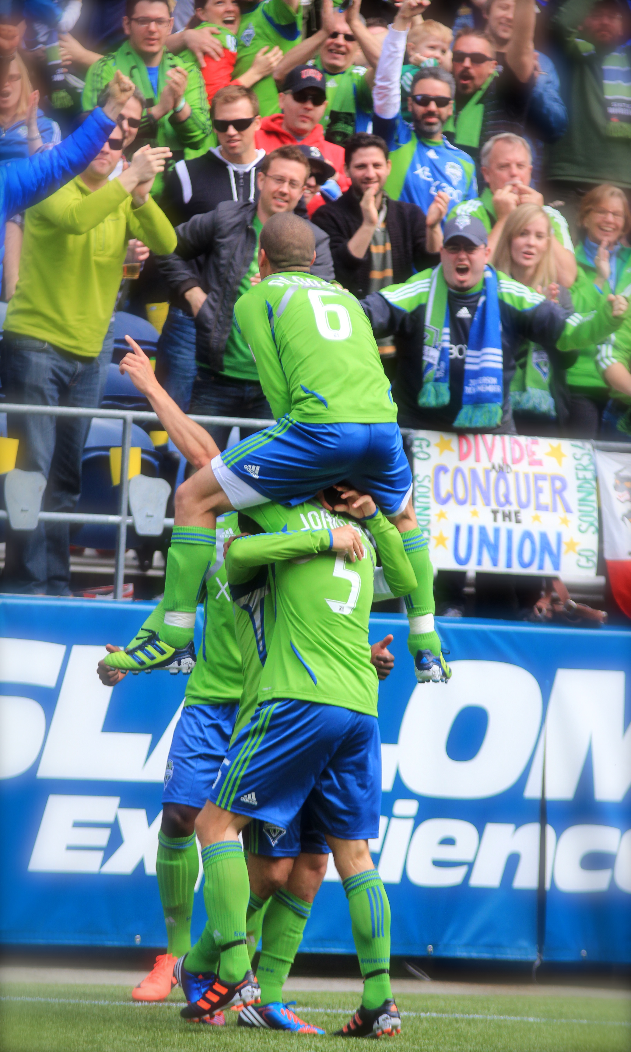 Rosales le d&aacute; la victoria a Sounders
