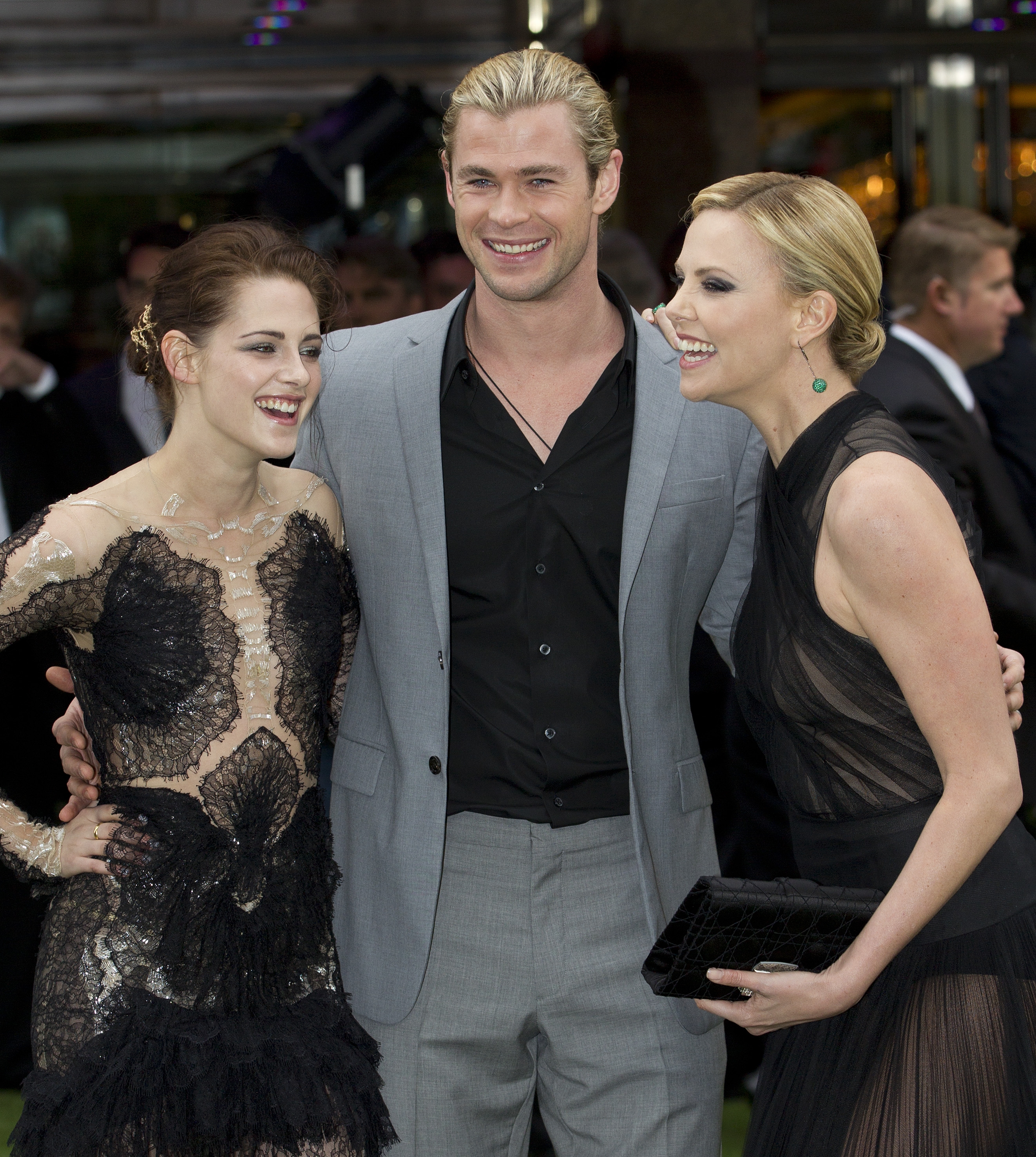 Flamante pap&aacute; Chris Hemsworth a premiere de "Blanca Nieves"