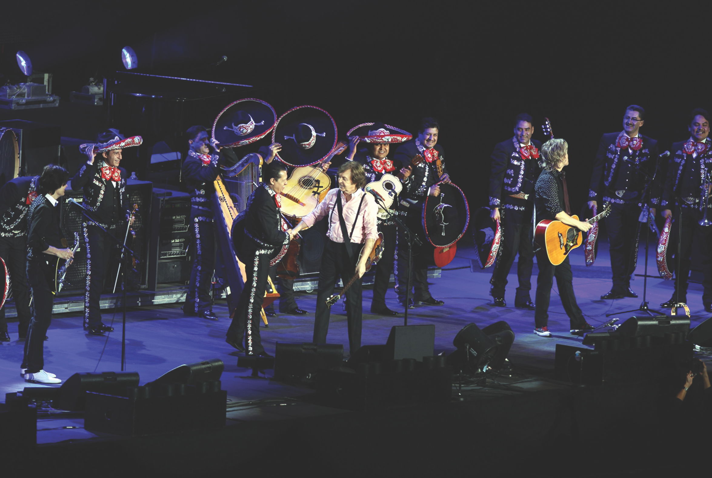 Ense&ntilde;a mariachi a Paul groser&iacute;as mexicanas