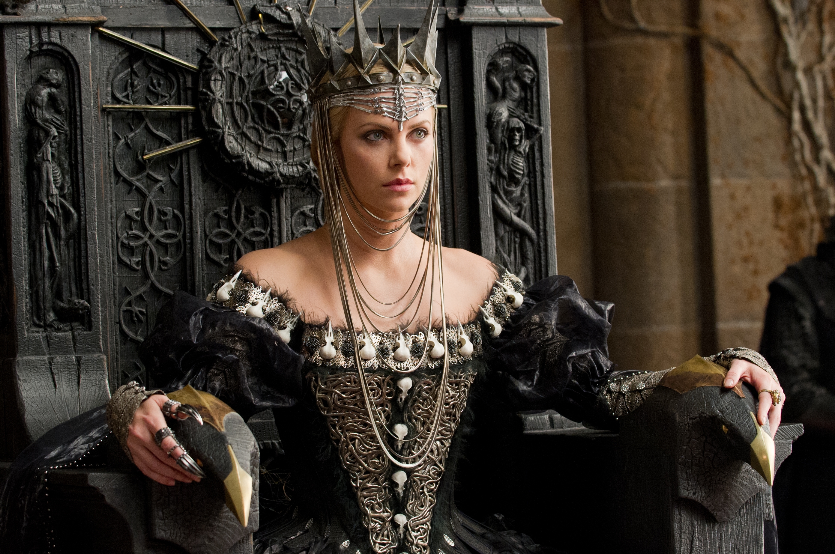 Theron luce plumas de gallo, alas de escarabajo en "Blancanieves"
