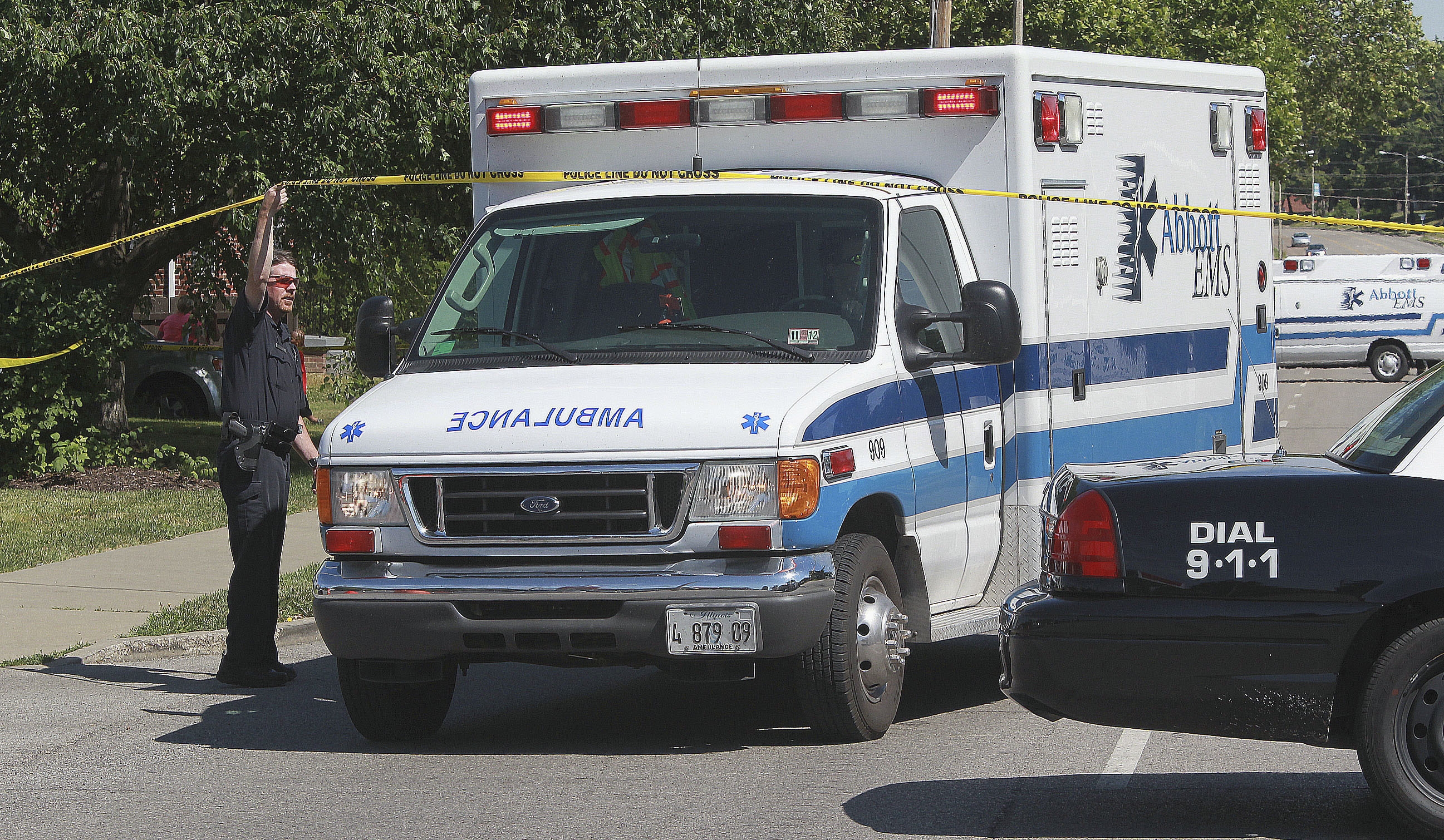 Hombre sac&oacute; a su esposa fuera de un auto en la carretera