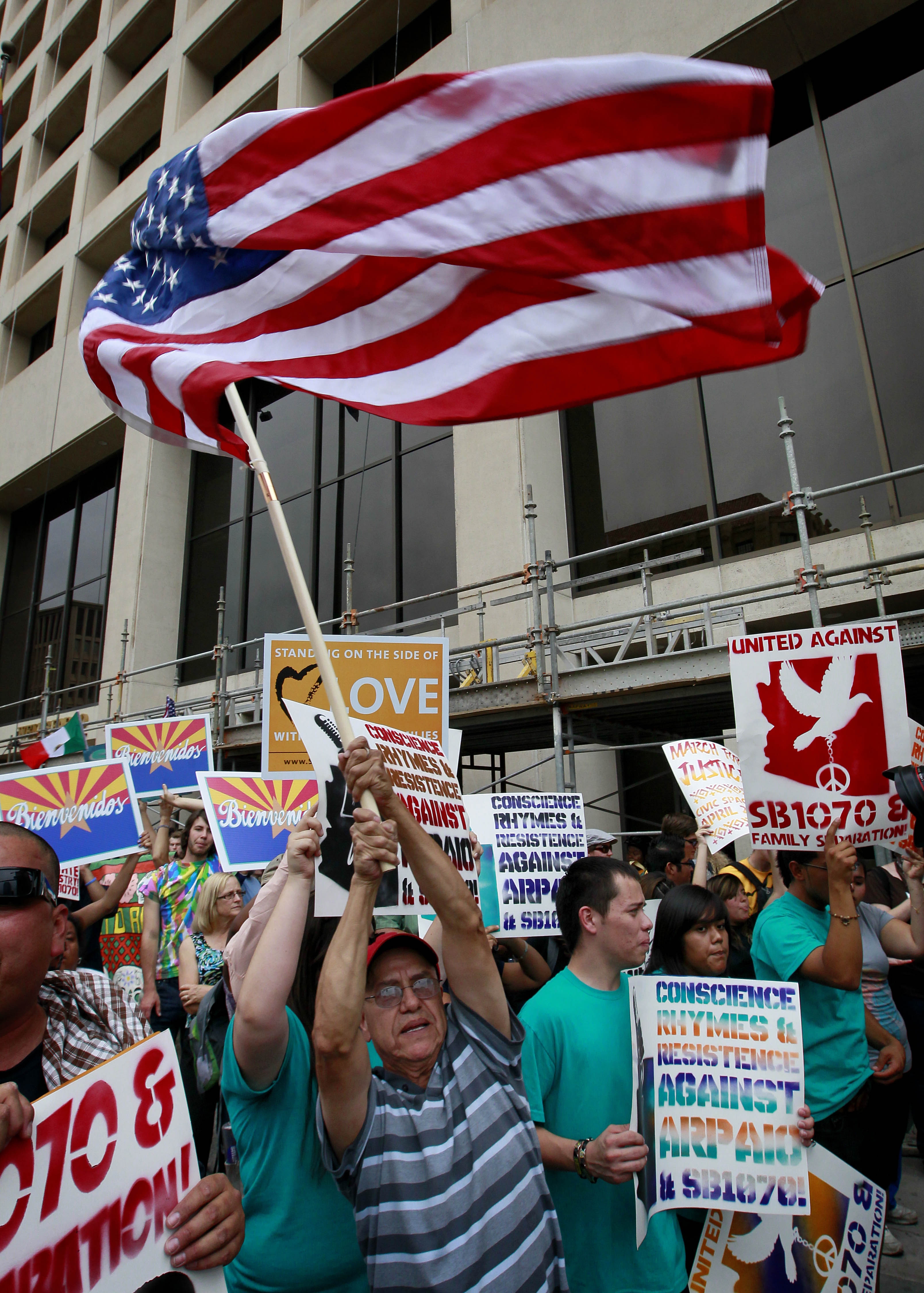 Corte EEUU rechaza mayor parte de ley de inmigraci&oacute;n de Arizona
