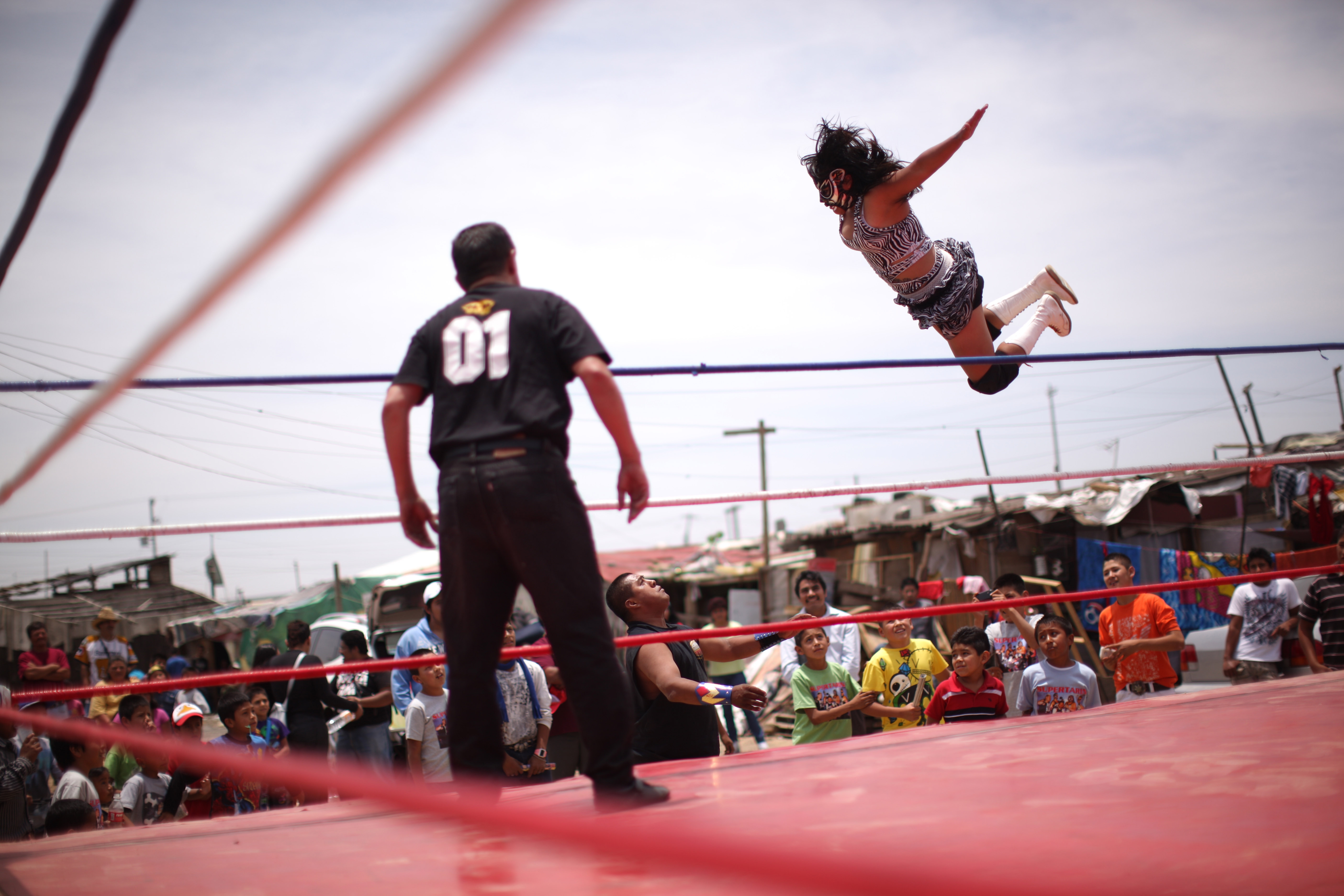 Lucha libre llega a barrios pobres de M&eacute;xico