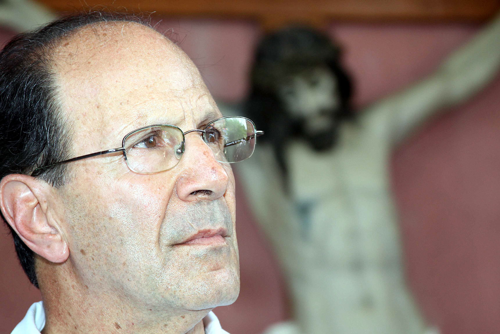 Sacerdote activista reasignado