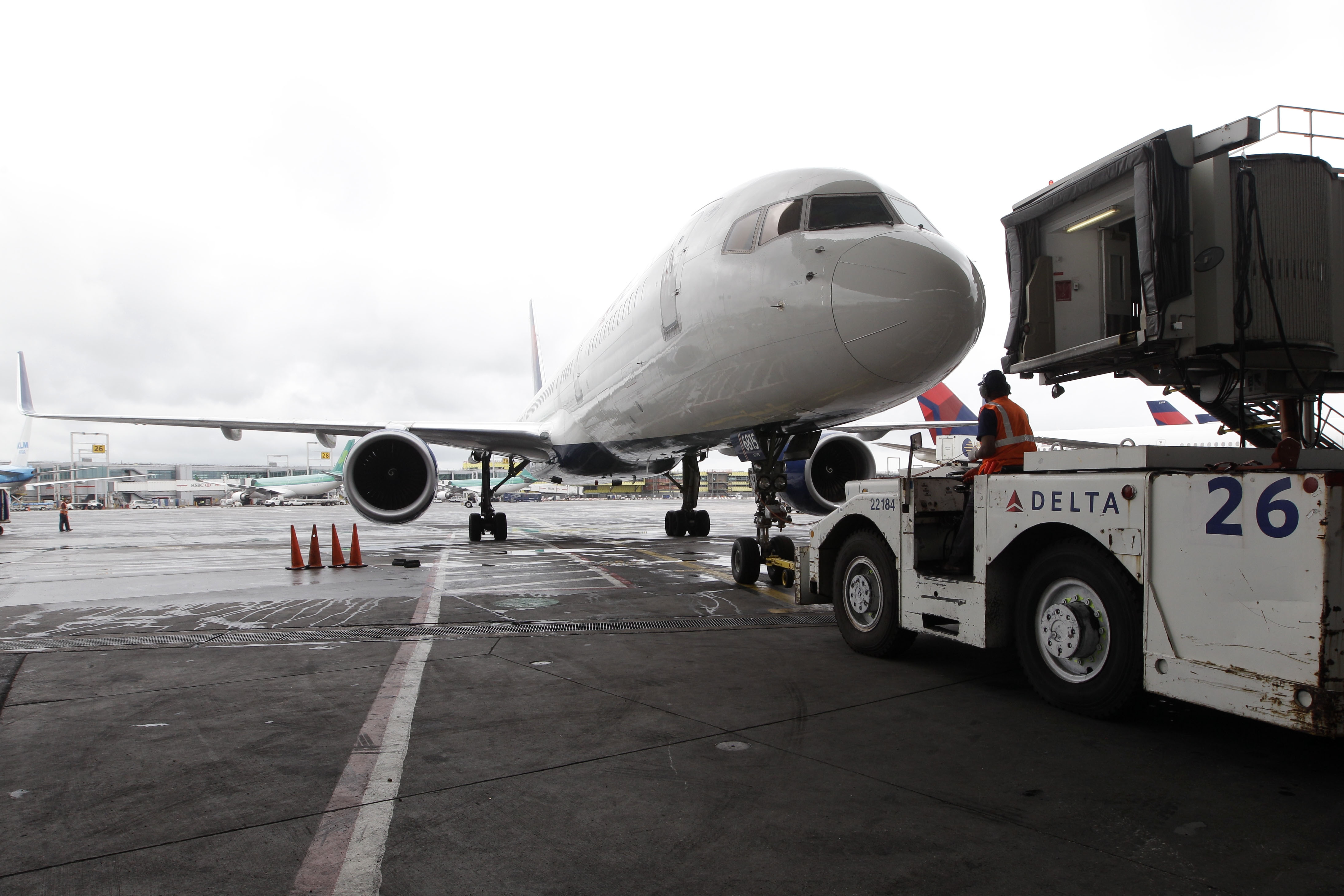 Avi&oacute;n se incendia en SeaTac
