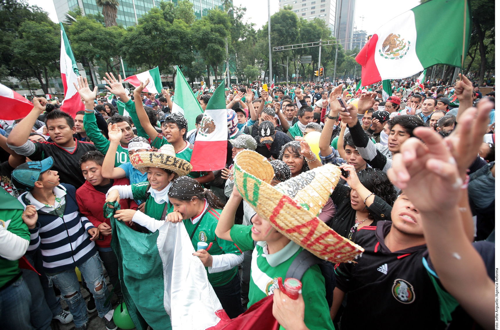 &iexcl;S&uacute;bale, s&uacute;bale, al carro de la victoria!