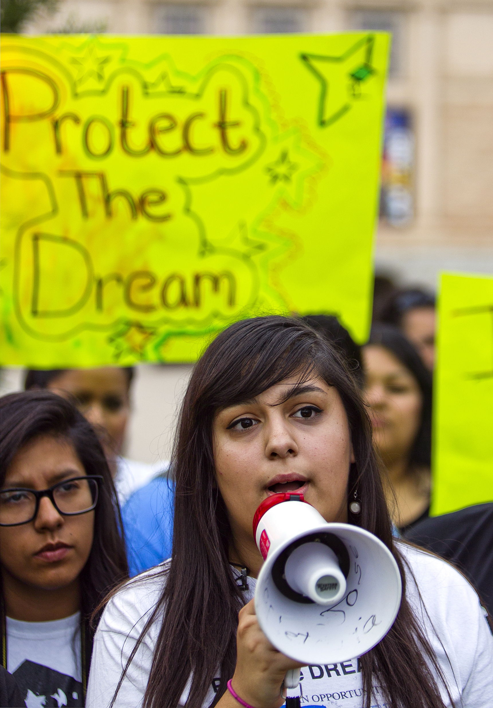 Gobernadora defiende orden que afecta a inmigrantes en Arizona