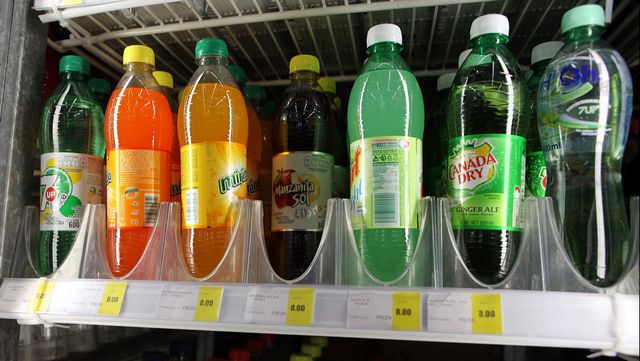 Vetan refrescos en escuelas de Quer&eacute;taro