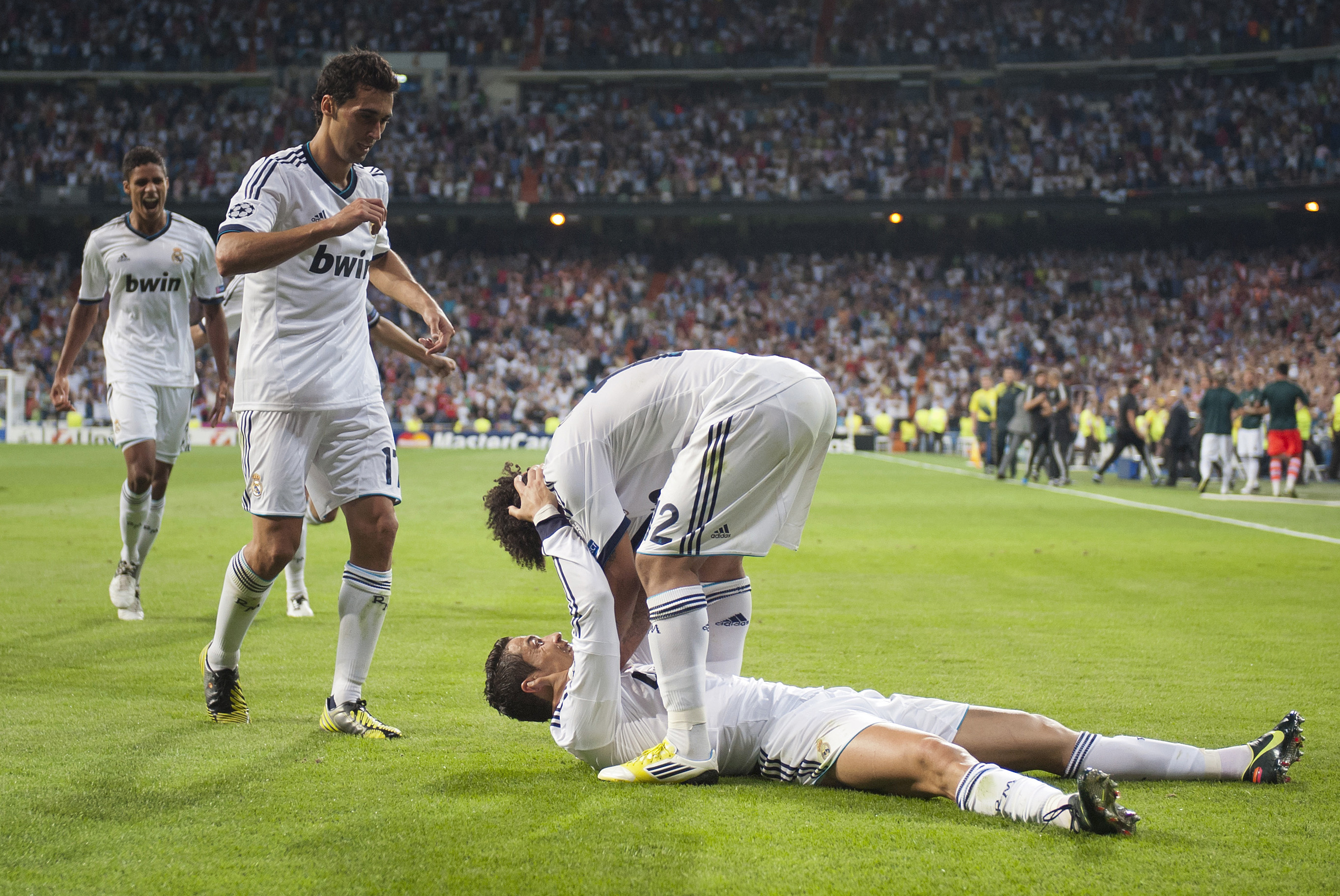 Madrid vence a City pero sufre