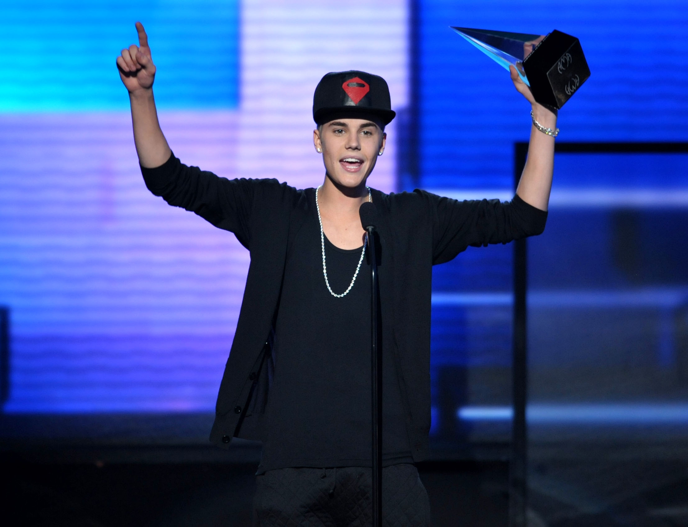 Bieber domina los premios AMA