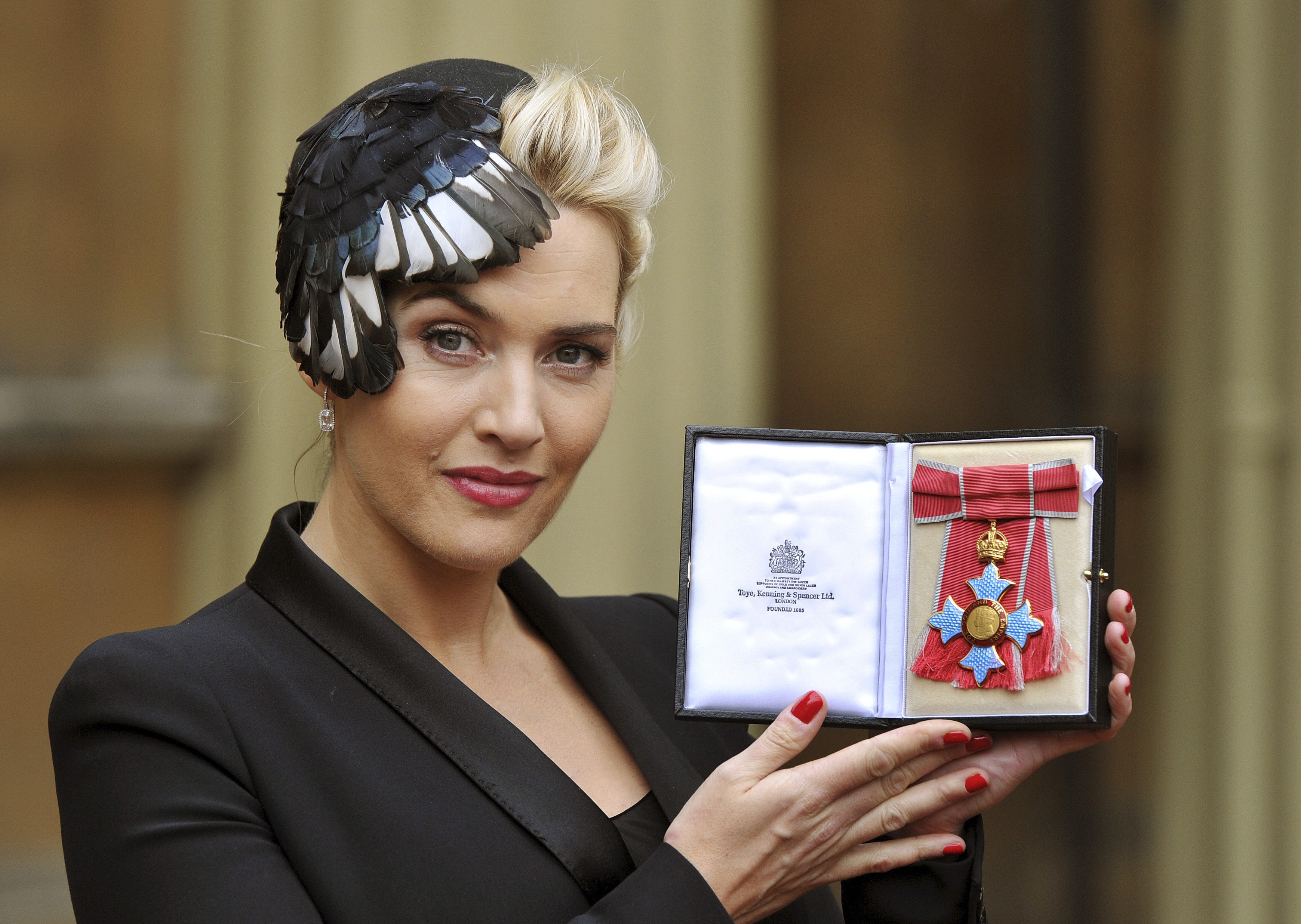 Condecora Reina Isabel II a Kate Winslet