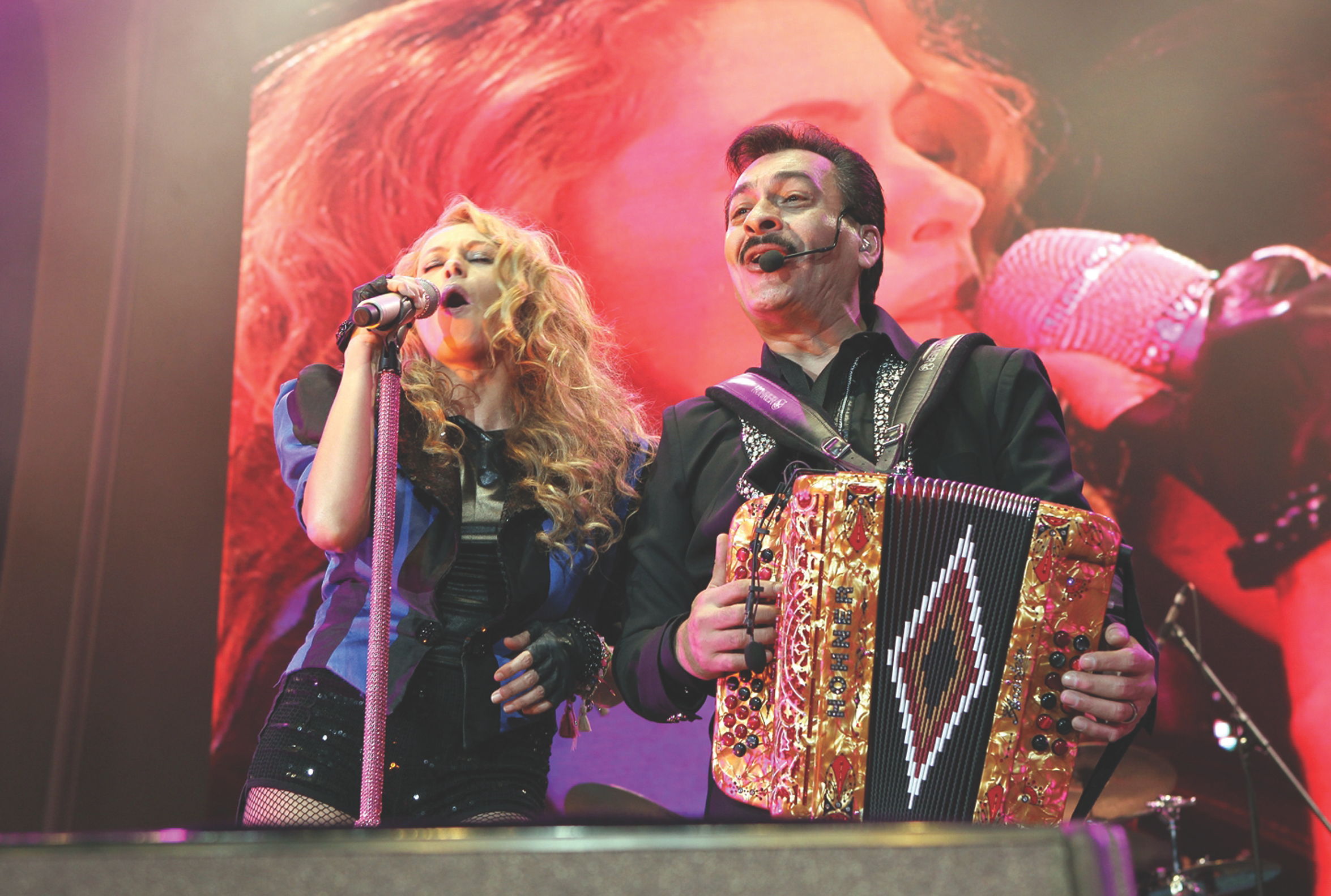 Rugen Los Tigres; rechiflan a Paulina