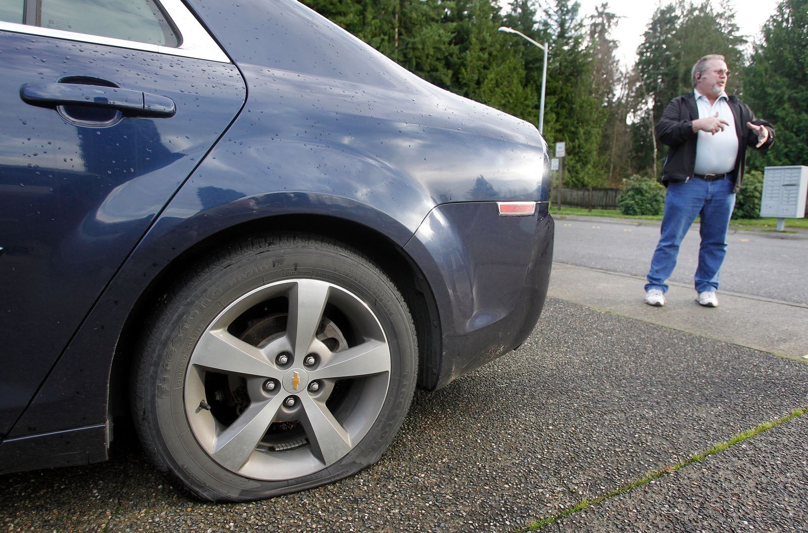 V&aacute;ndalos ponchan las llantas de por lo menos 160 carros