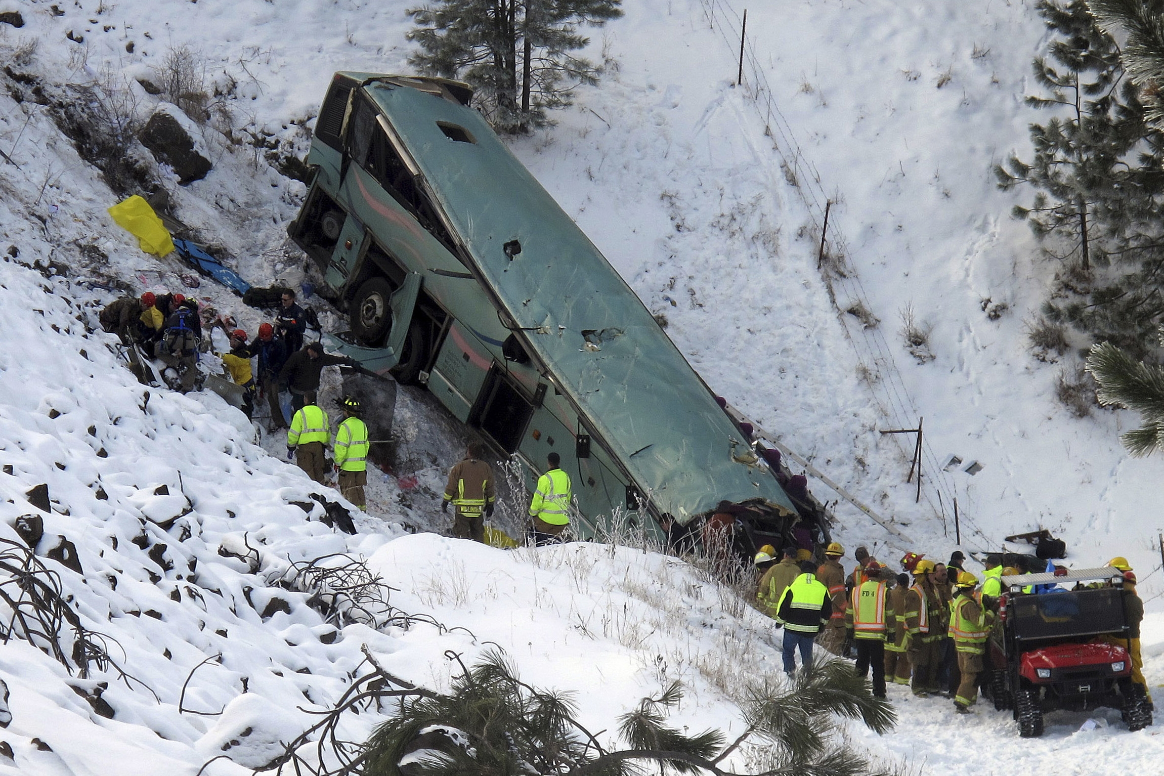 Autobús cae a barranco en Oregón: 9 muertos