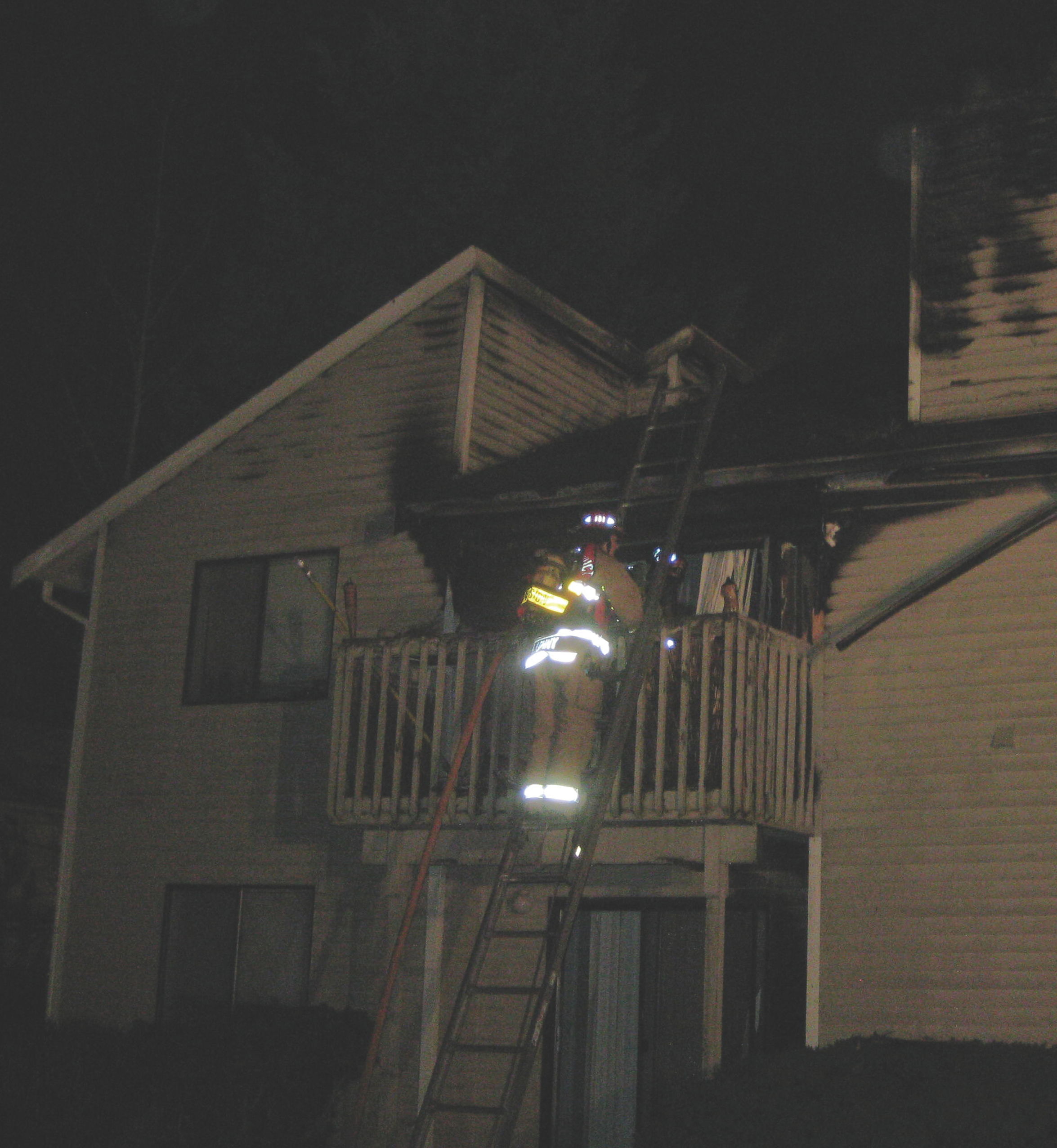 Incendio deja sin hogar a 14 al sur de Everett