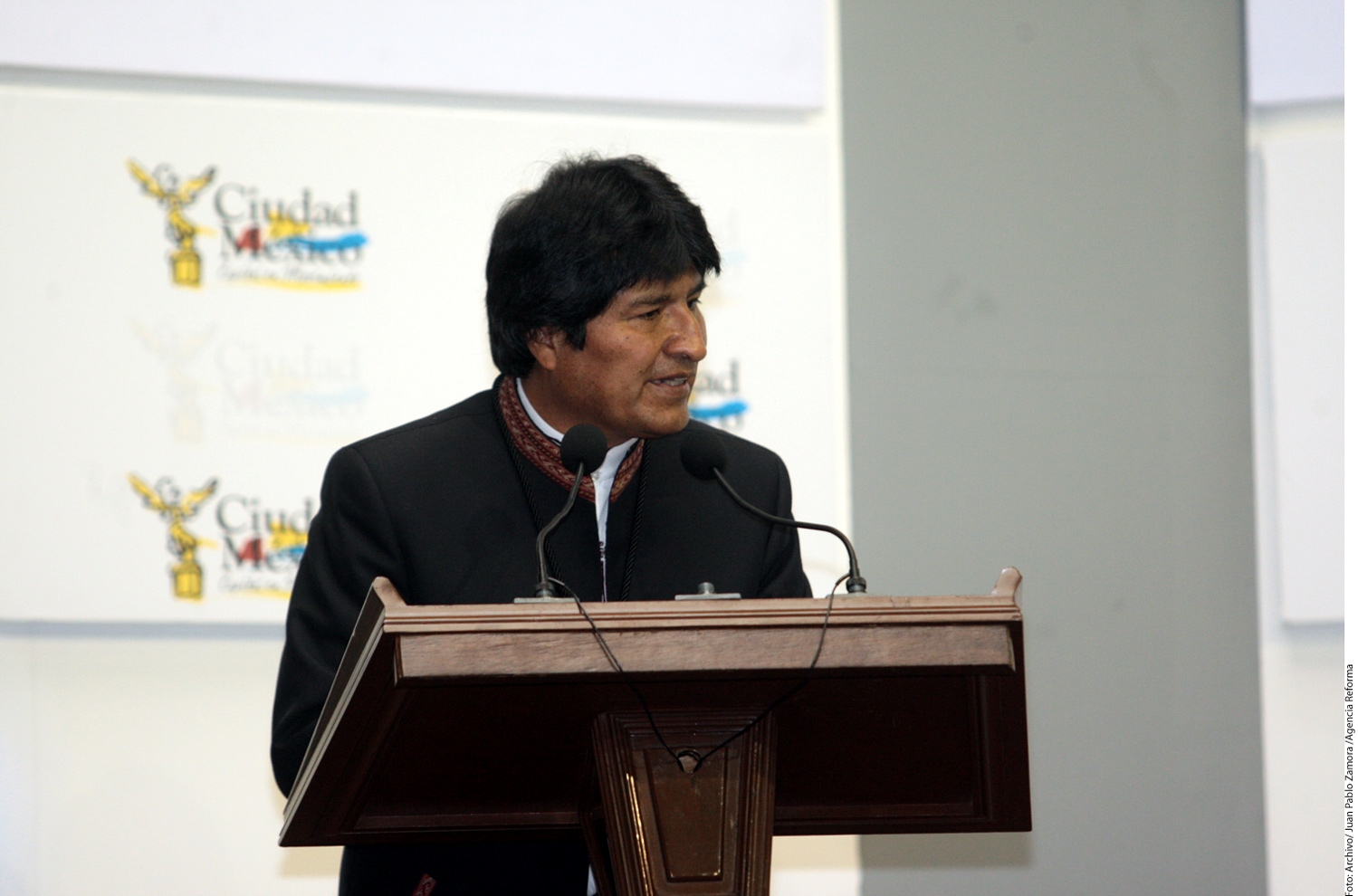 Evo Morales respalda a tres ministros cuestionados