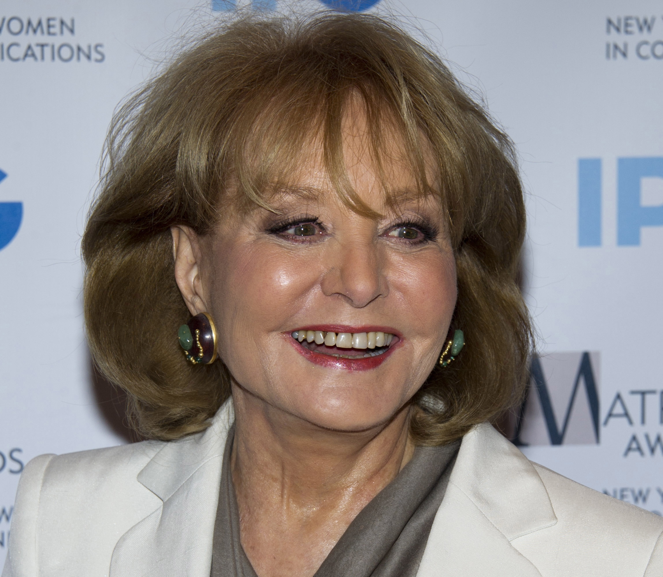 Hospitalizan a Barbara Walters tras ca&iacute;da