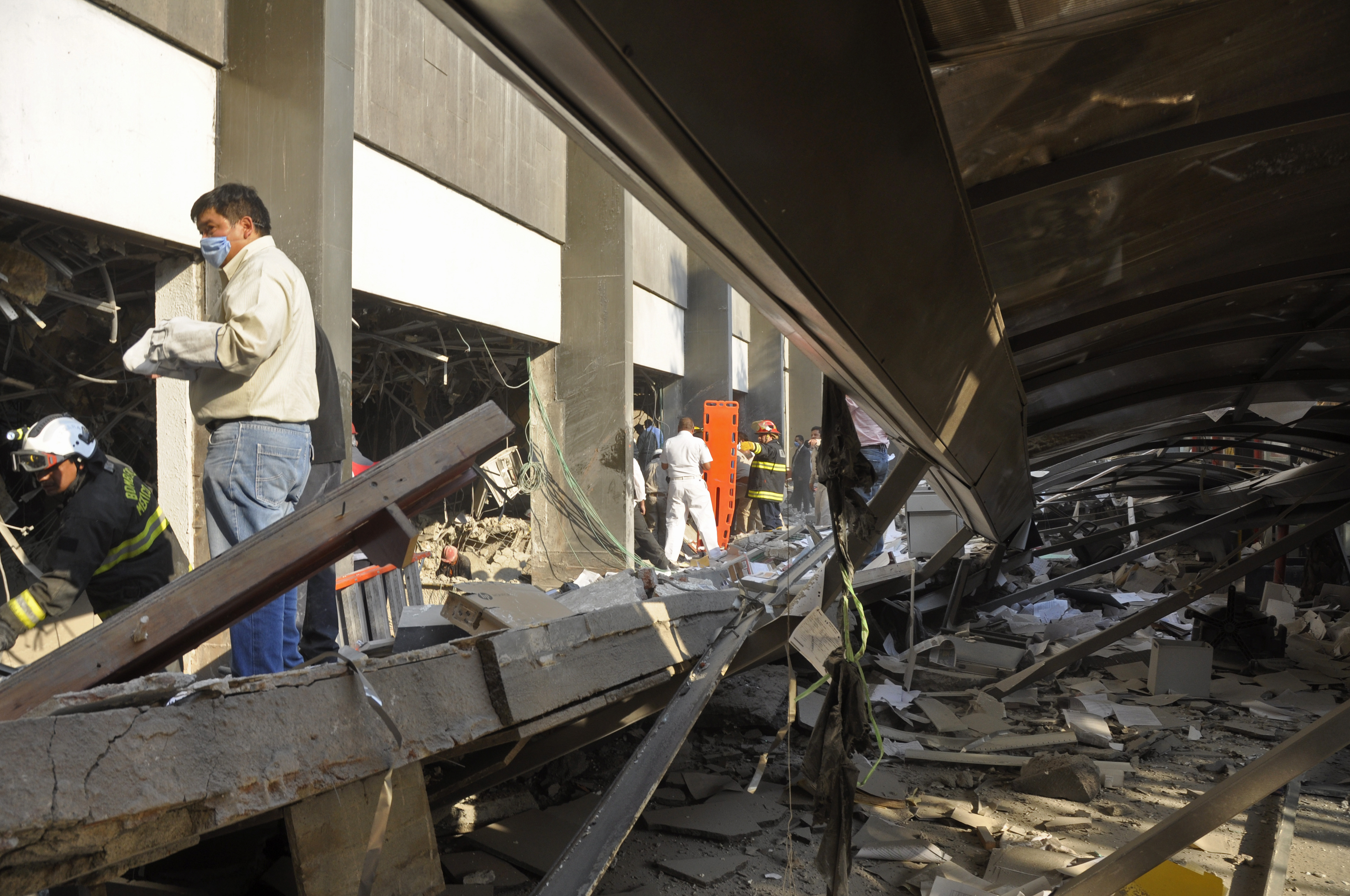 Mueren 14 en explosión en Pemex