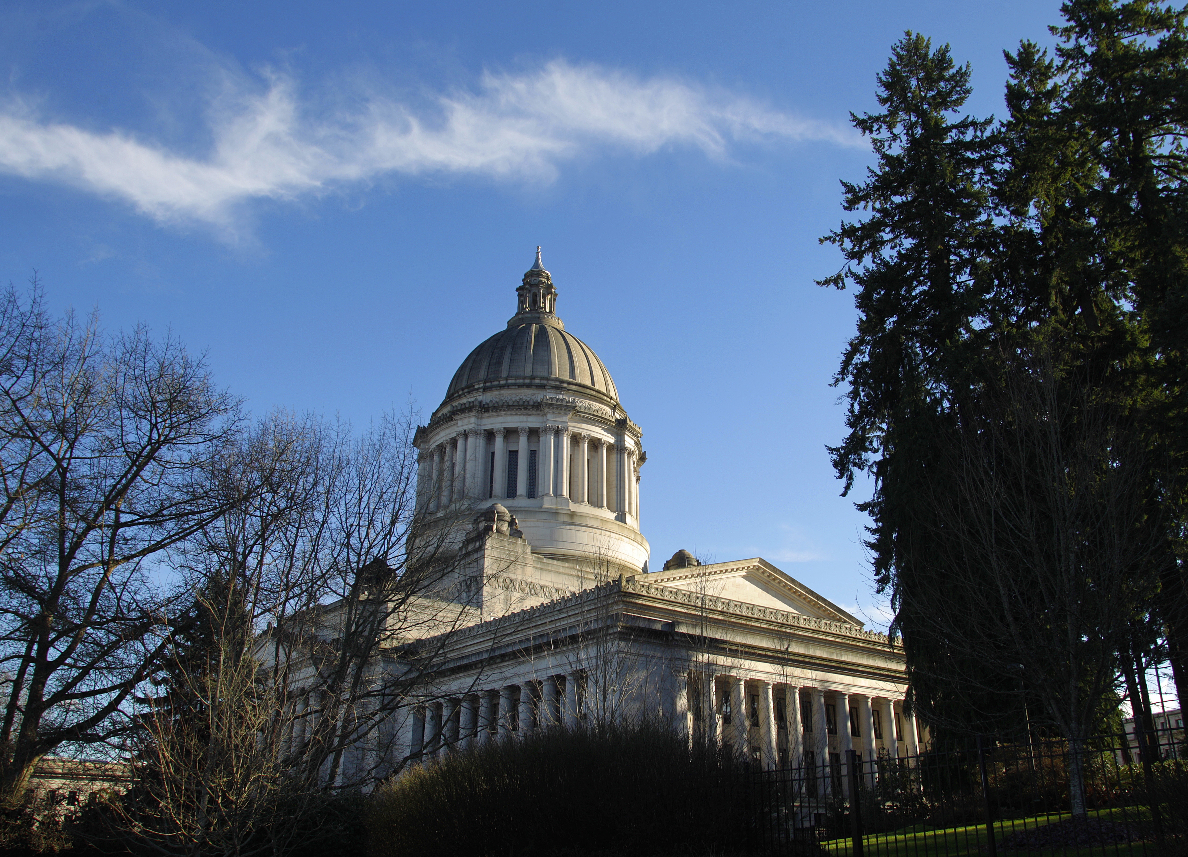 Licencias y ayuda para la universidad, parte del debate migratorio en Olympia