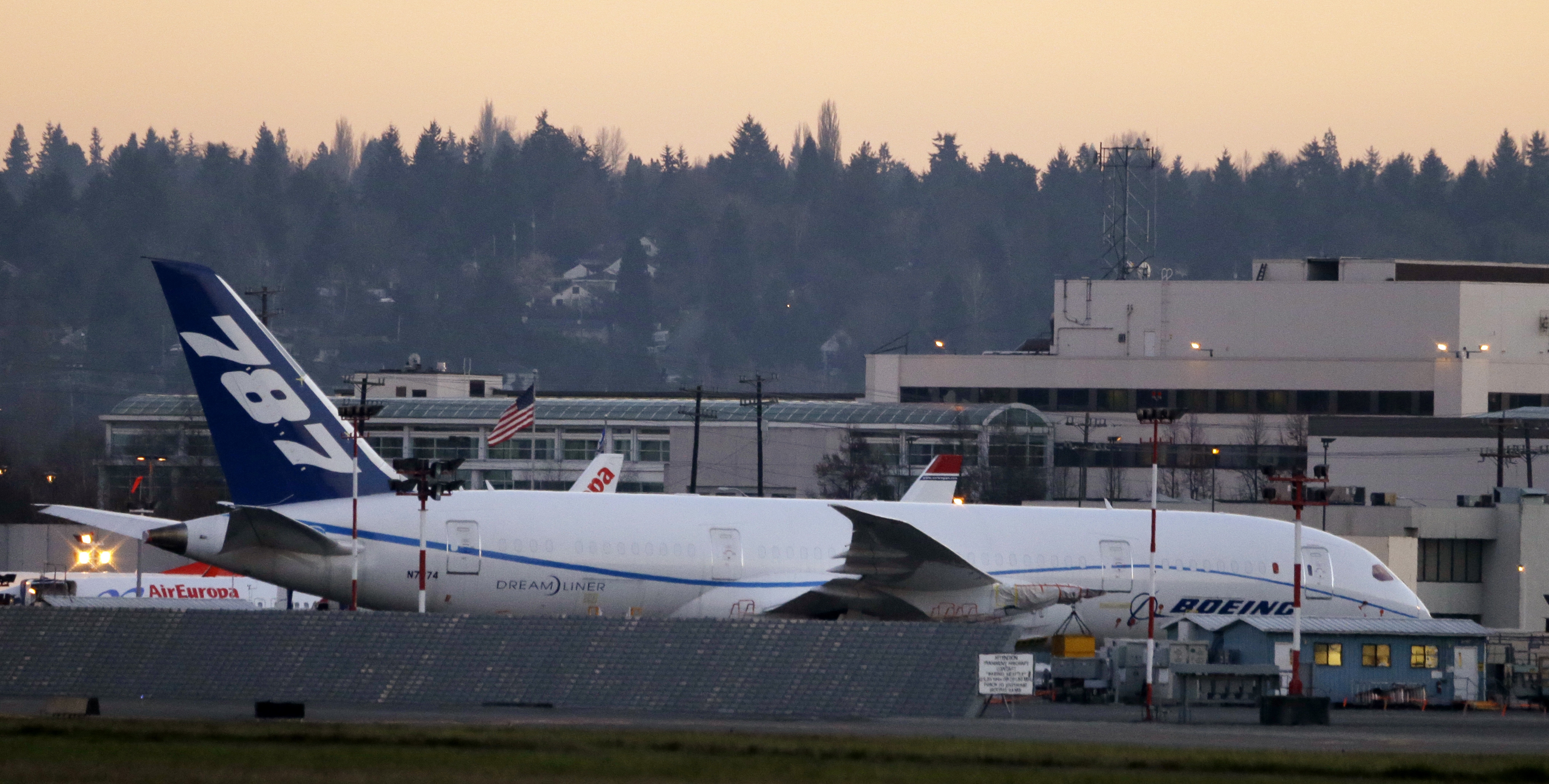 Los aviones no pueden volar, pero las bater&iacute;as si