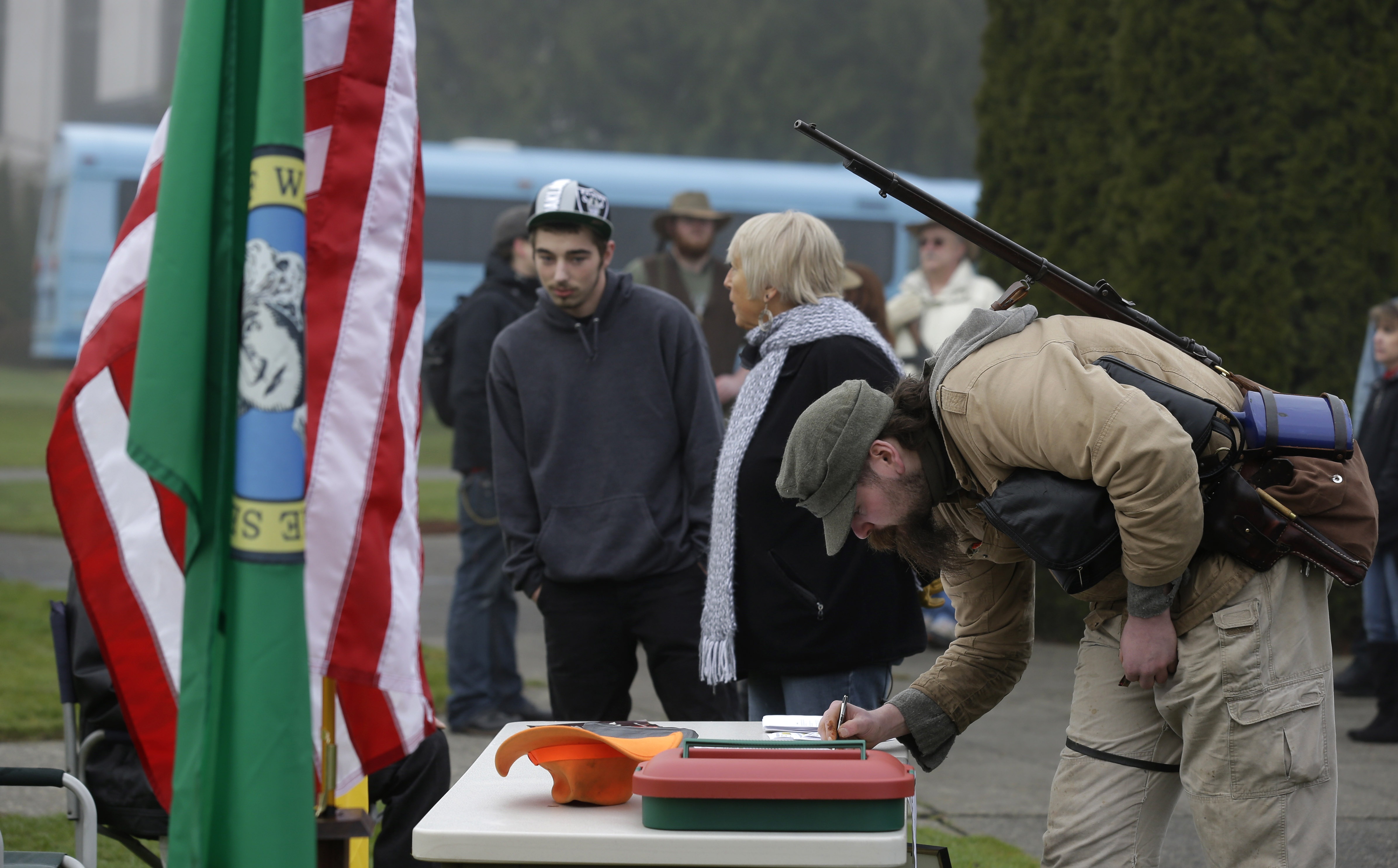 Debaten tema de armas en Olympia