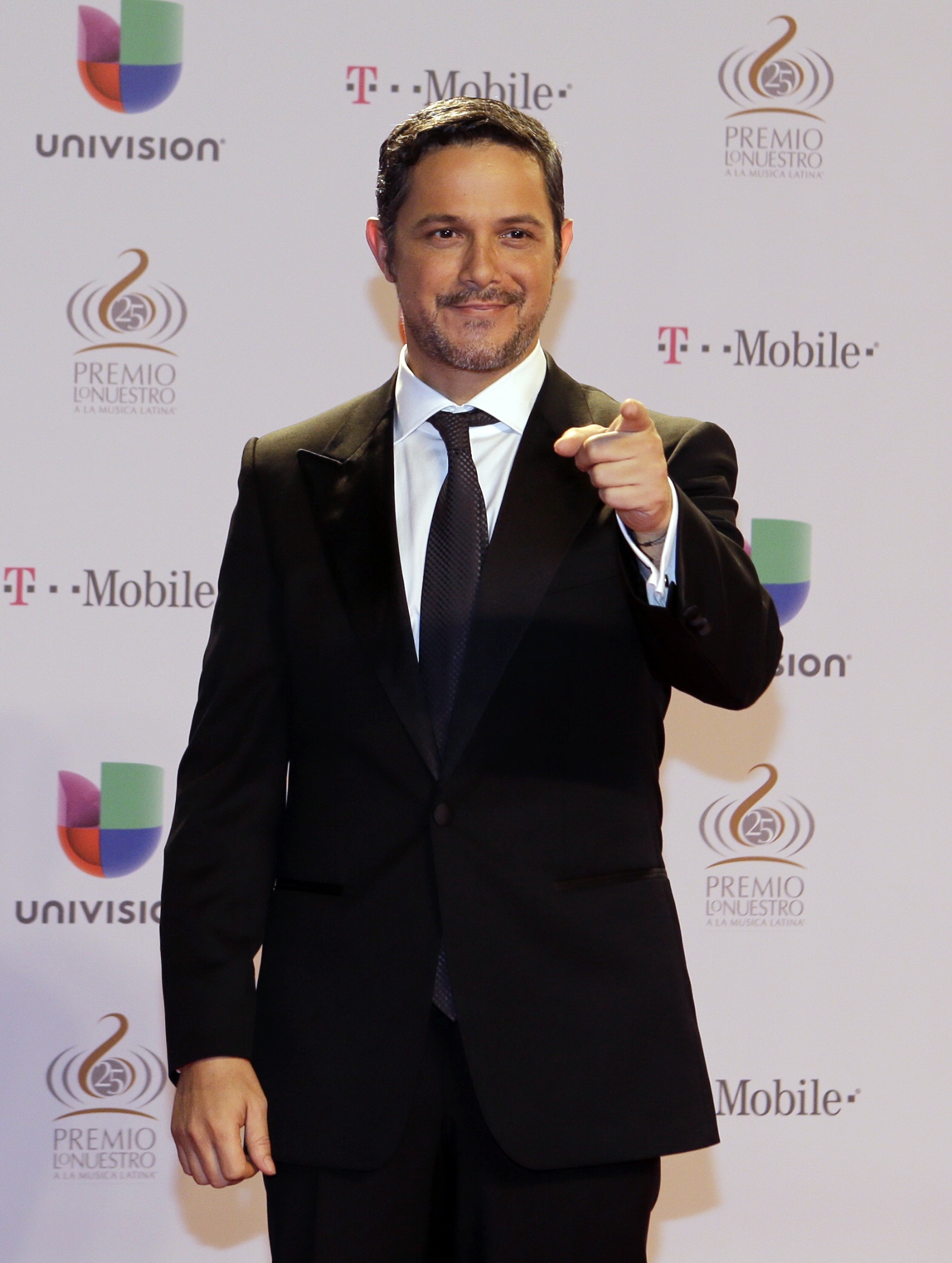 Famosos reaccionan a la muerte de Hugo Ch&aacute;vez