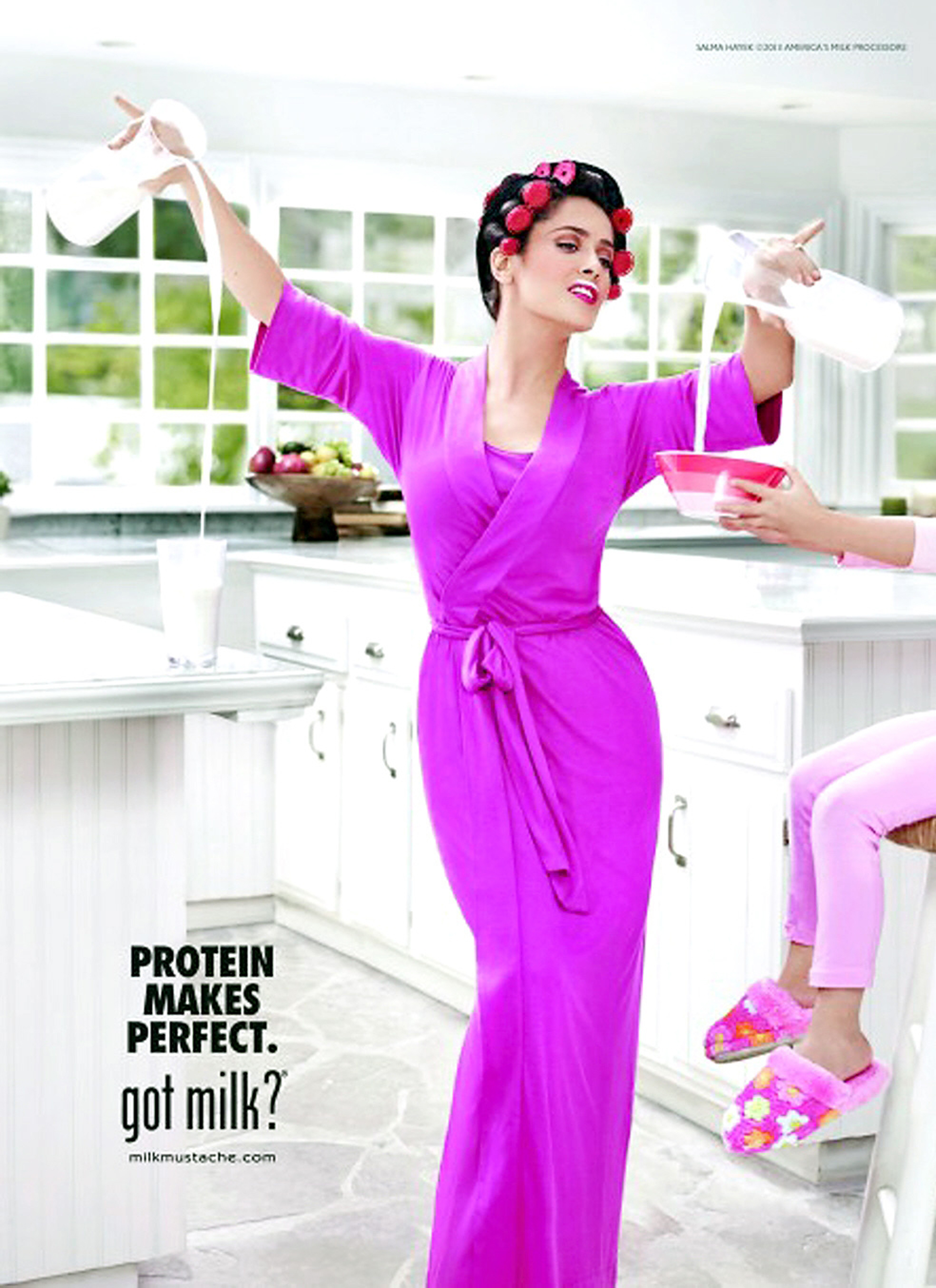 Sirve Salma Hayek leche con glamour
