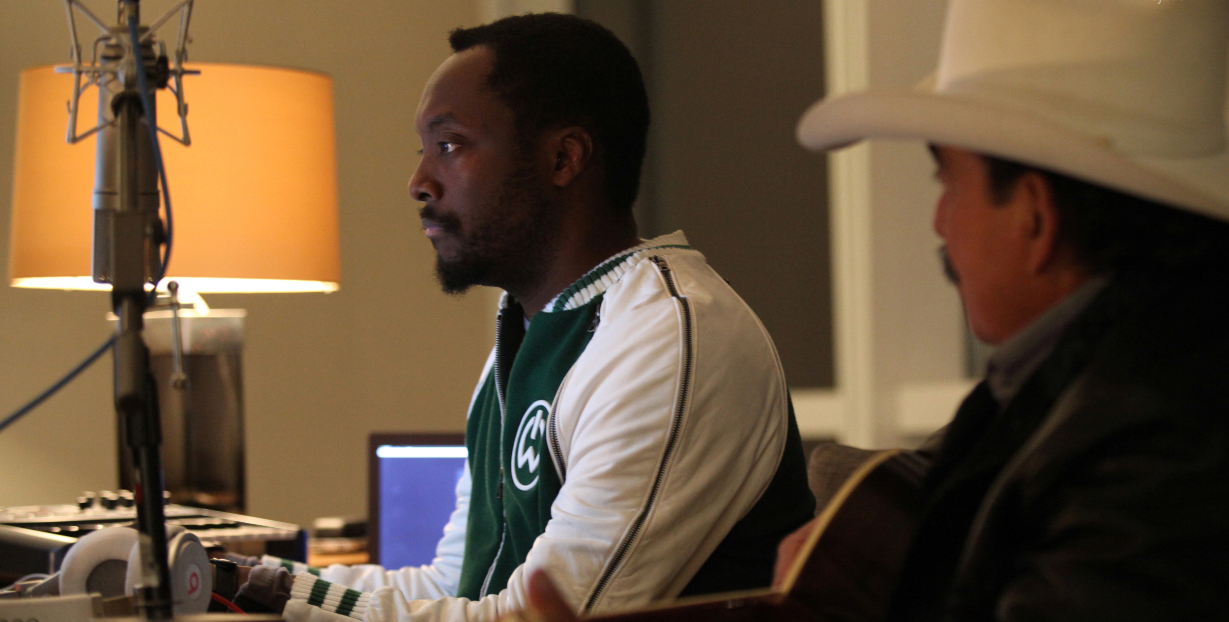 Joan Sebastian canta al ritmo de Black Eyed Peas