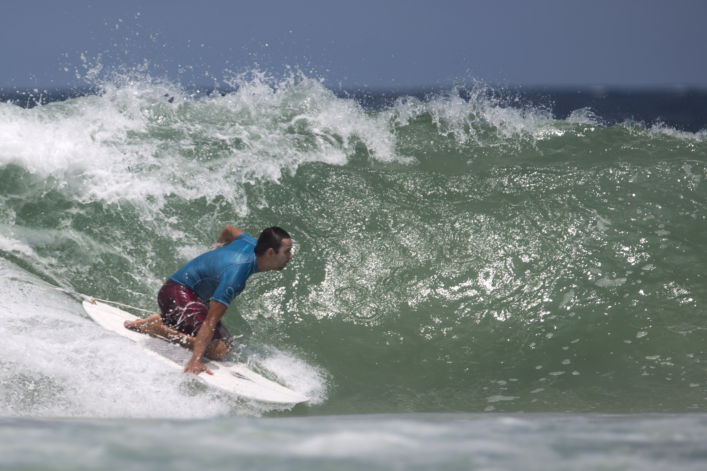 Surfers con incapacidades desafían las olas