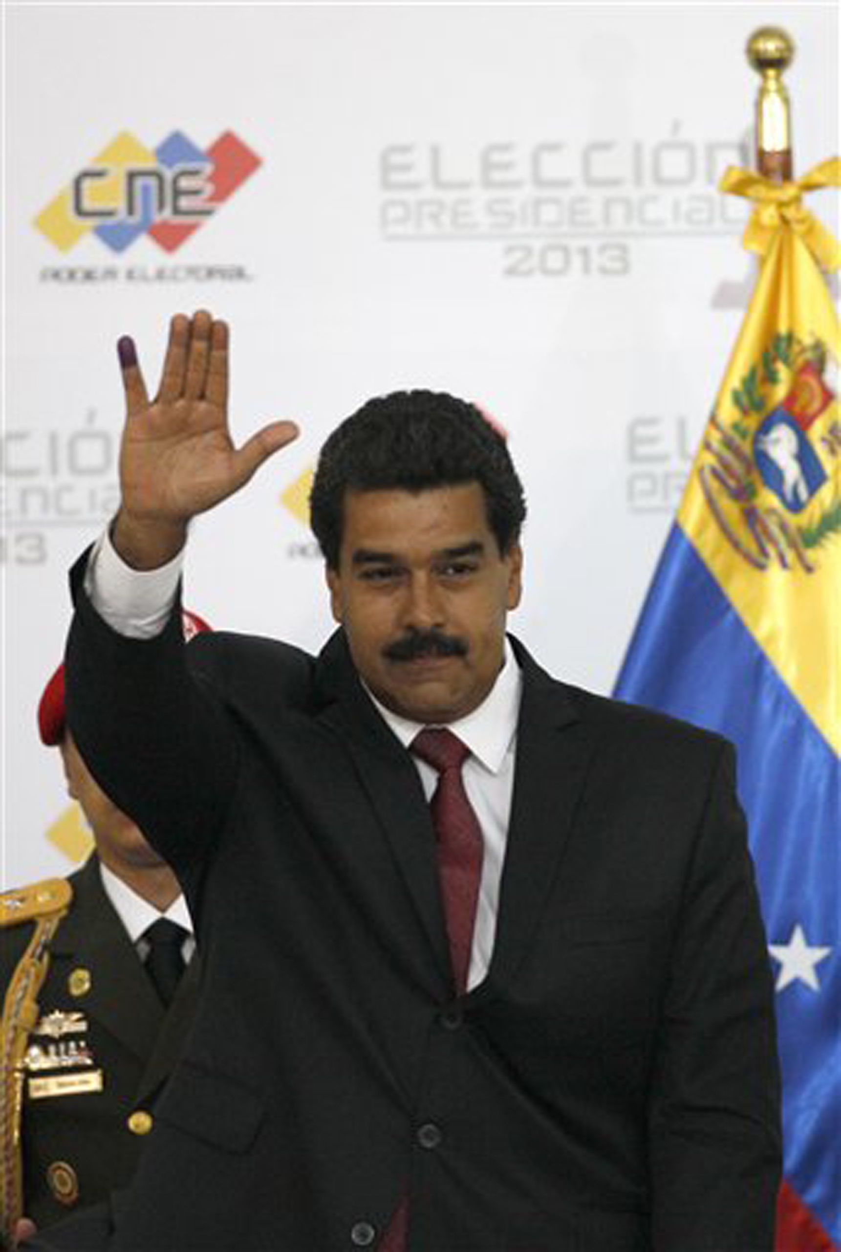 Heredero de Ch&aacute;vez arranca con un mandato d&eacute;bil