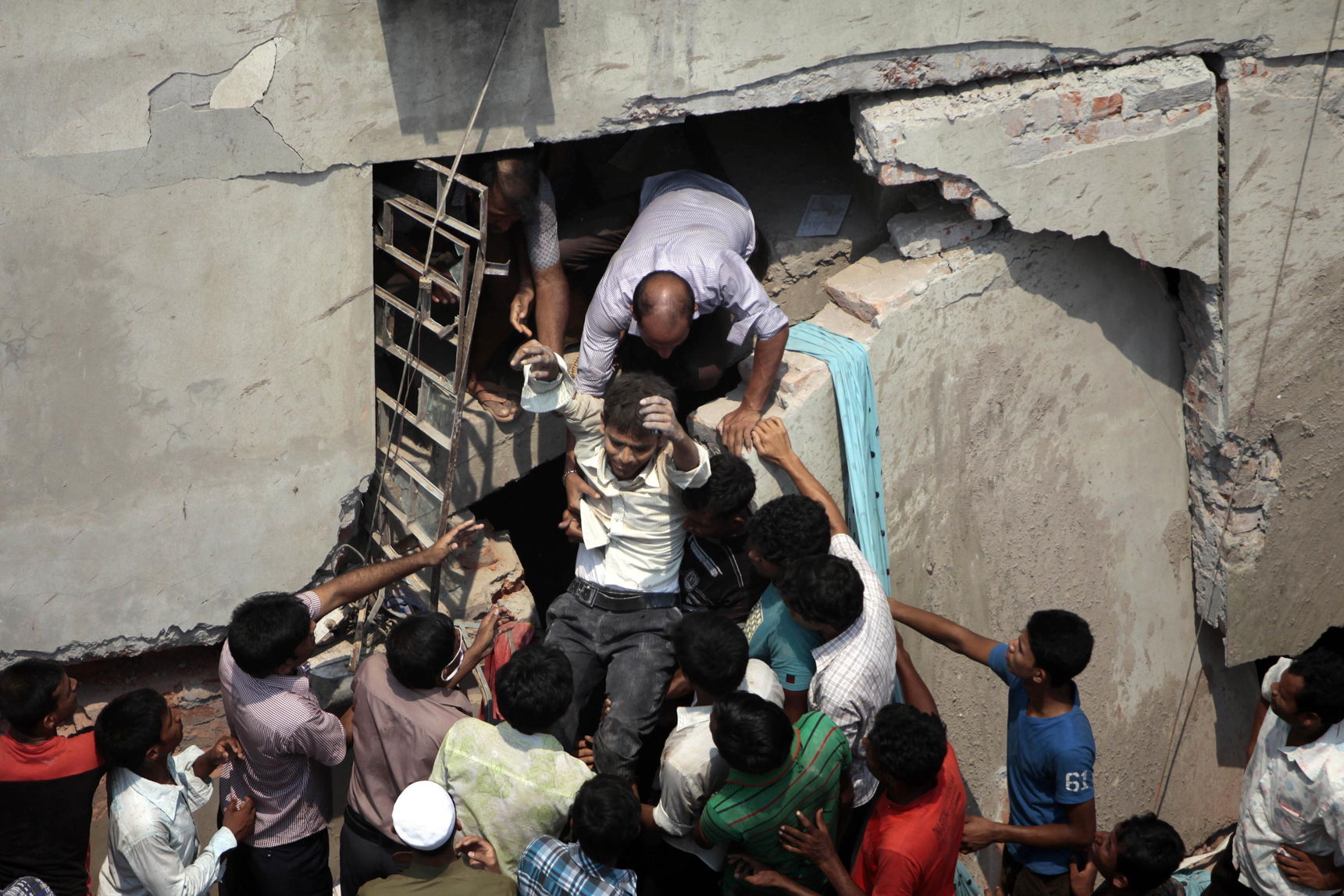 Se derrumba fabrica de ropa en Bangladesh; 87 muertos