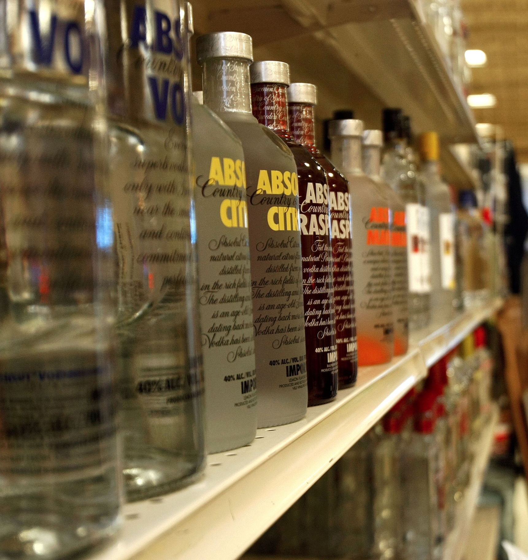 Leyes estrictas para prevenir venta de licor a menores