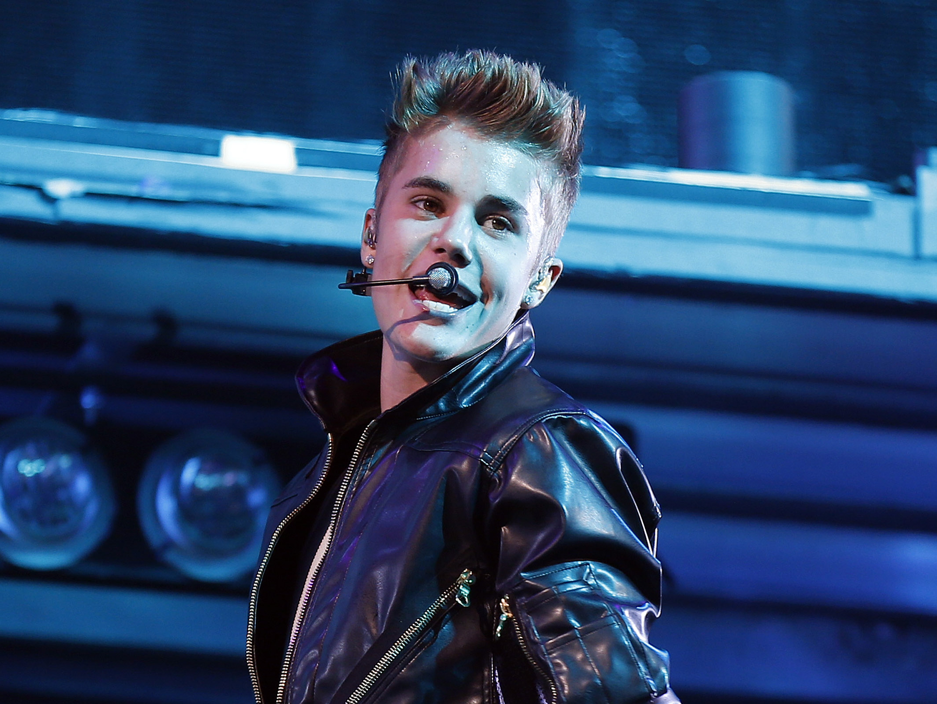 Bieber ileso tras incidente en concierto en Dubai