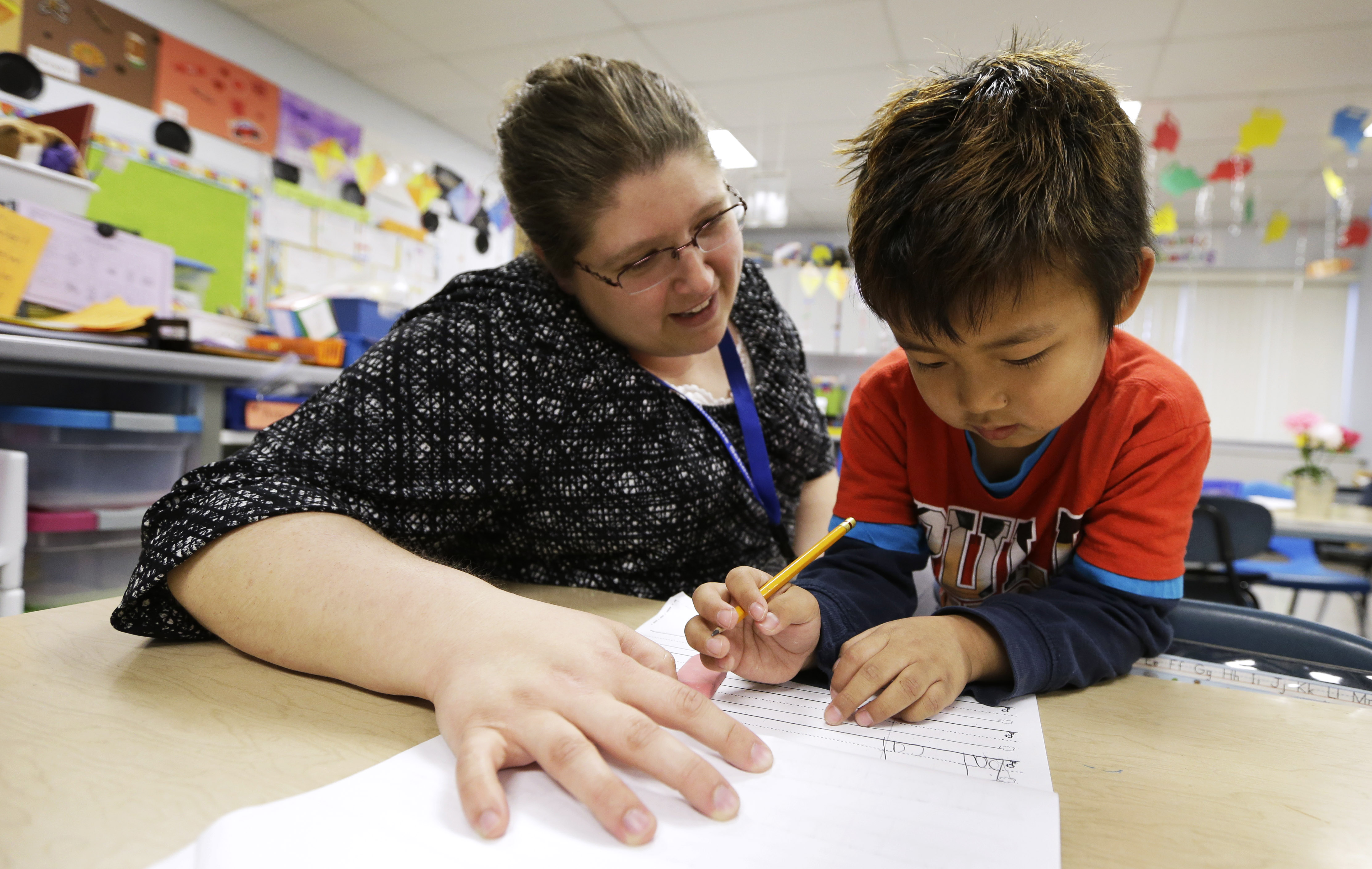 Refugiados relevan a hispanos sin papeles en EEUU