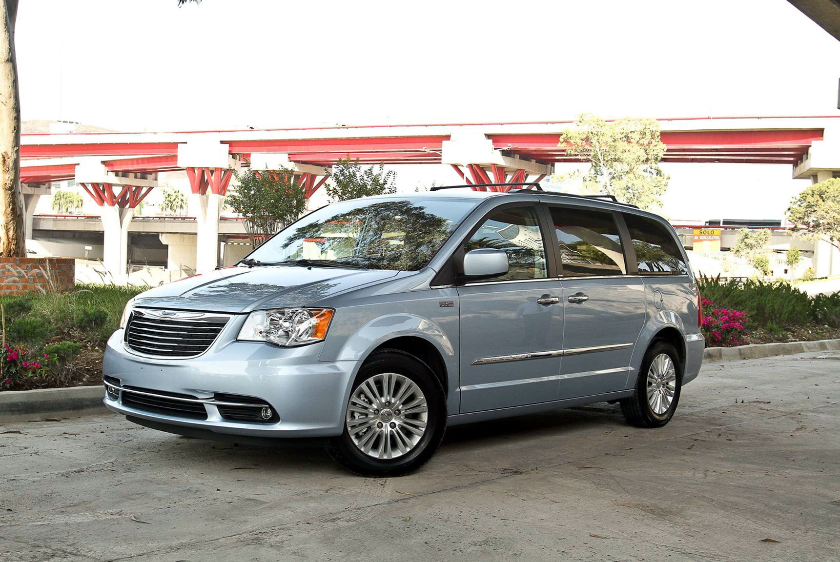 Lanza Chrysler edici&oacute;n especial de minivan