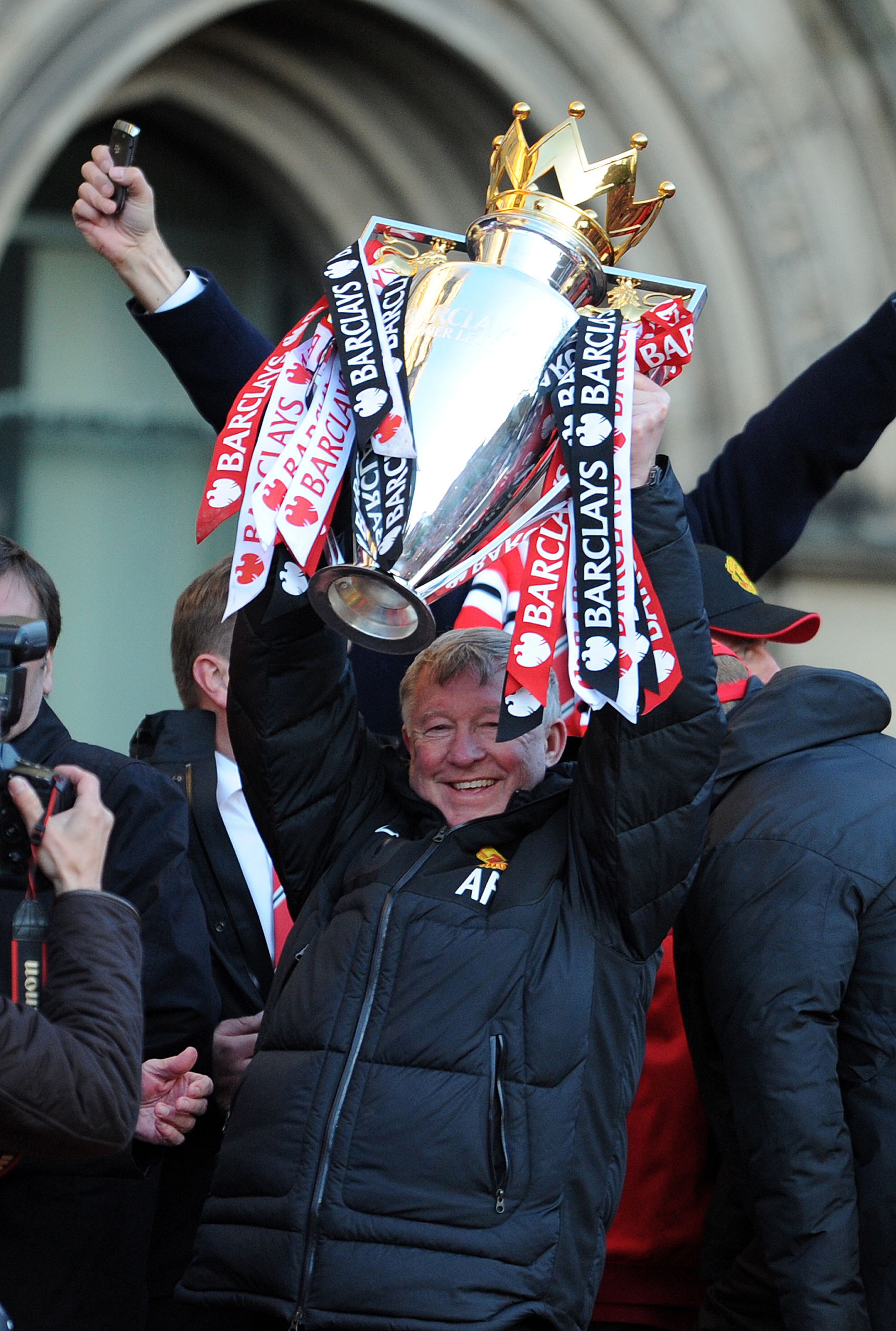 Multitud homenajea a Ferguson junto a Man U
