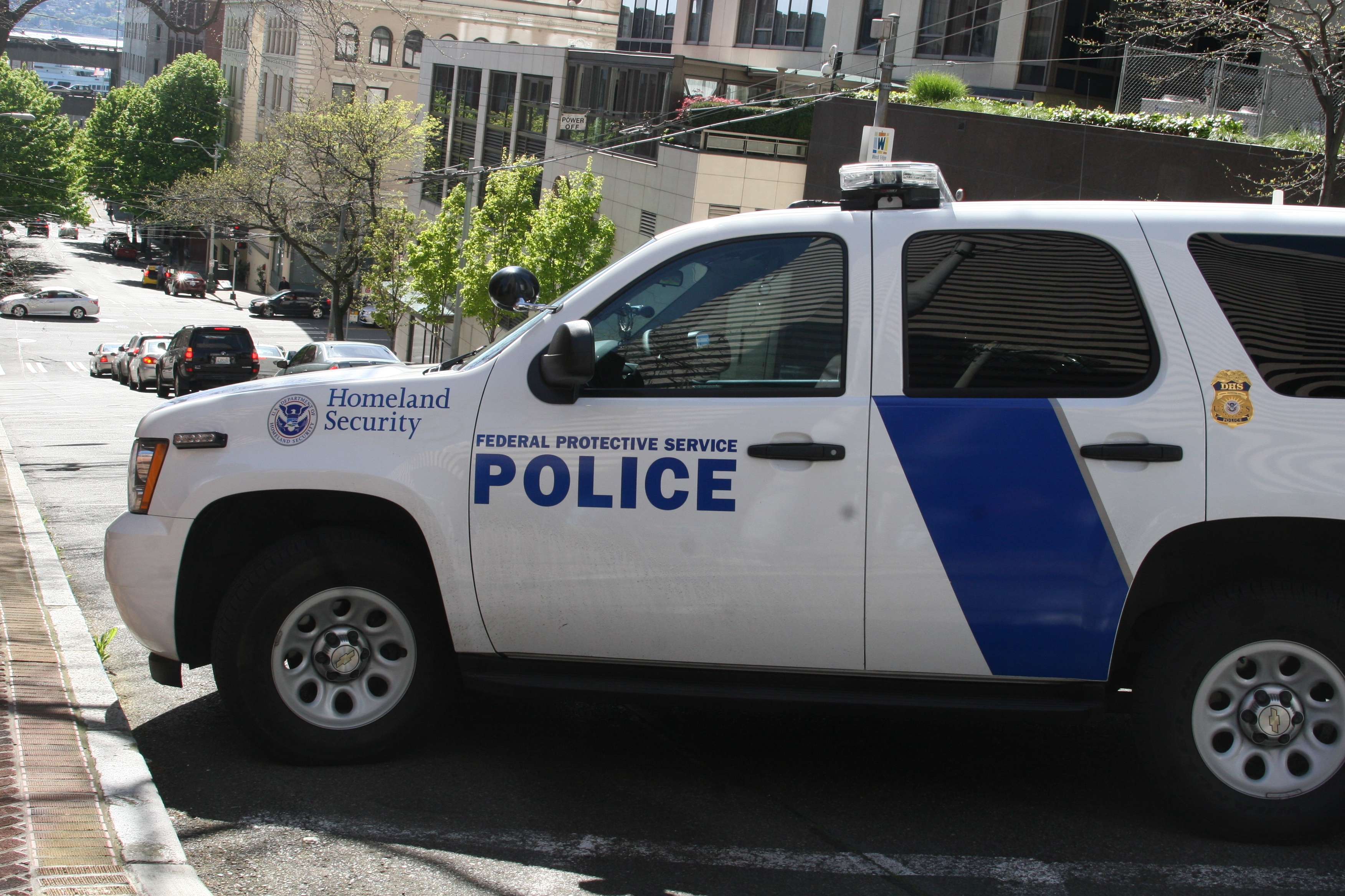 Acusaciones federales contra 3 polleros