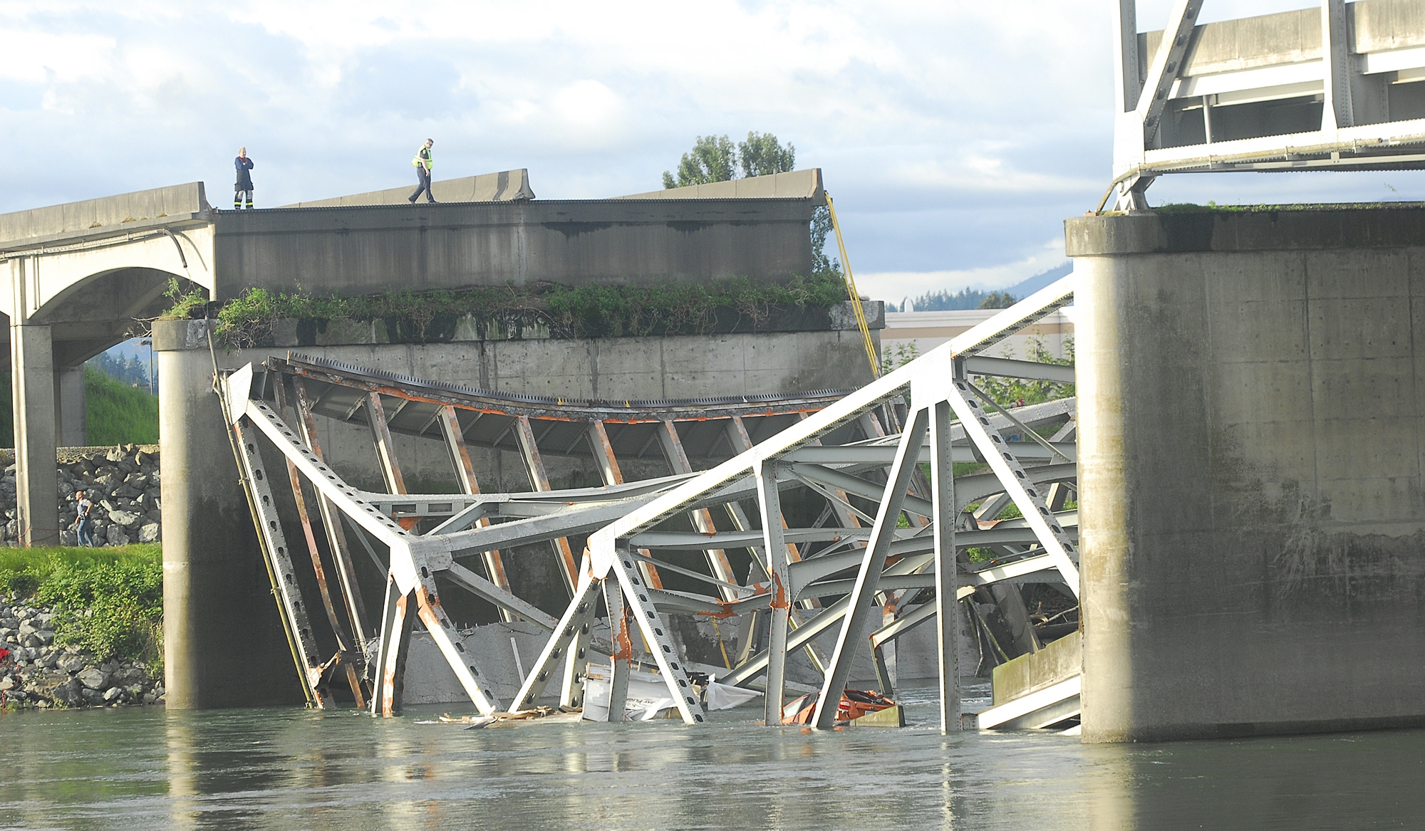 Buscan soluci&oacute;n temporal para puente ca&iacute;do