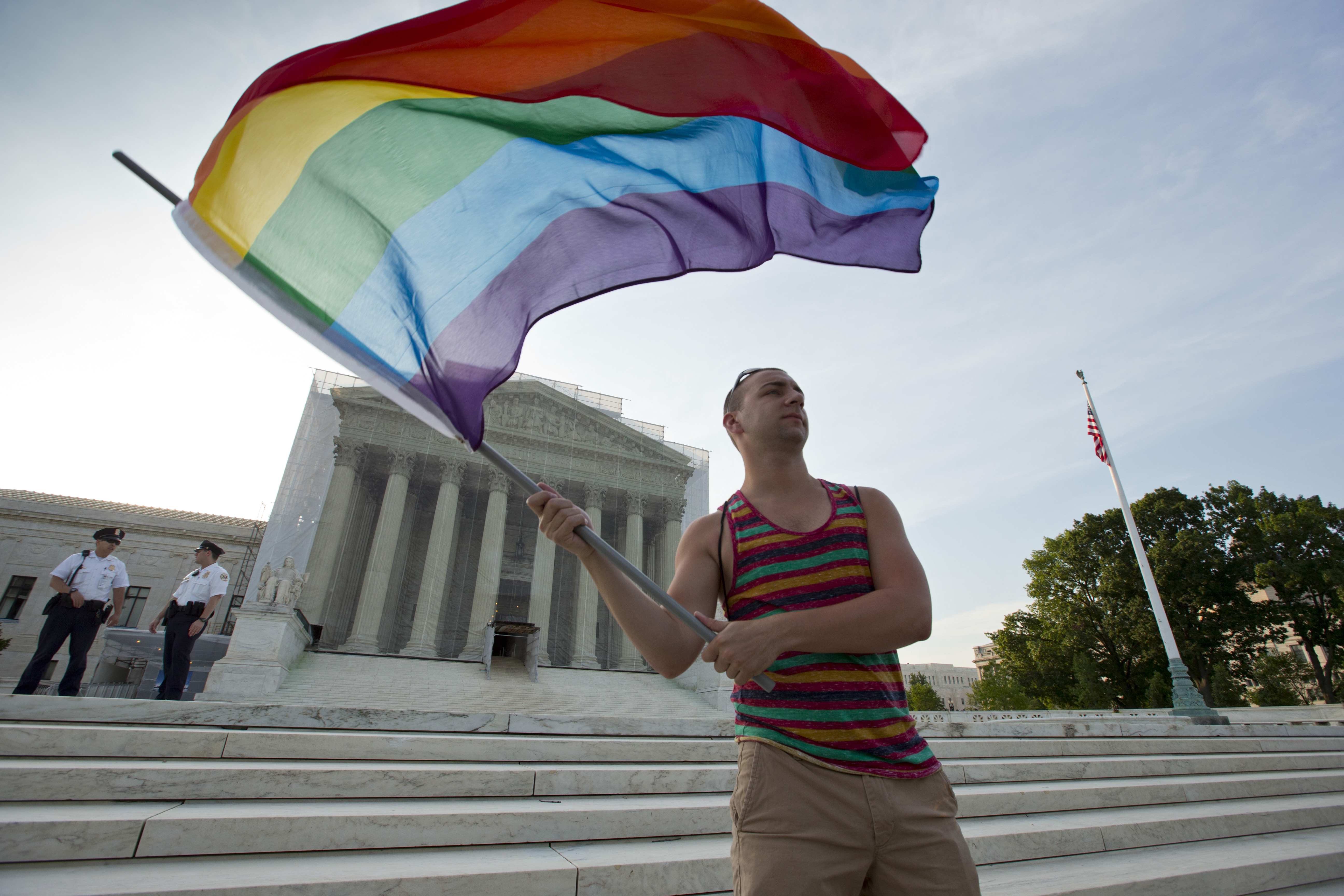 Corte Suprema otorga beneficios a matrimonios gay