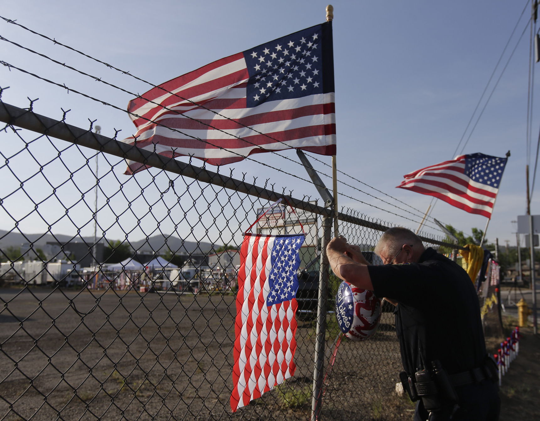 Bomberos lloran a sus colegas muertos en Arizona