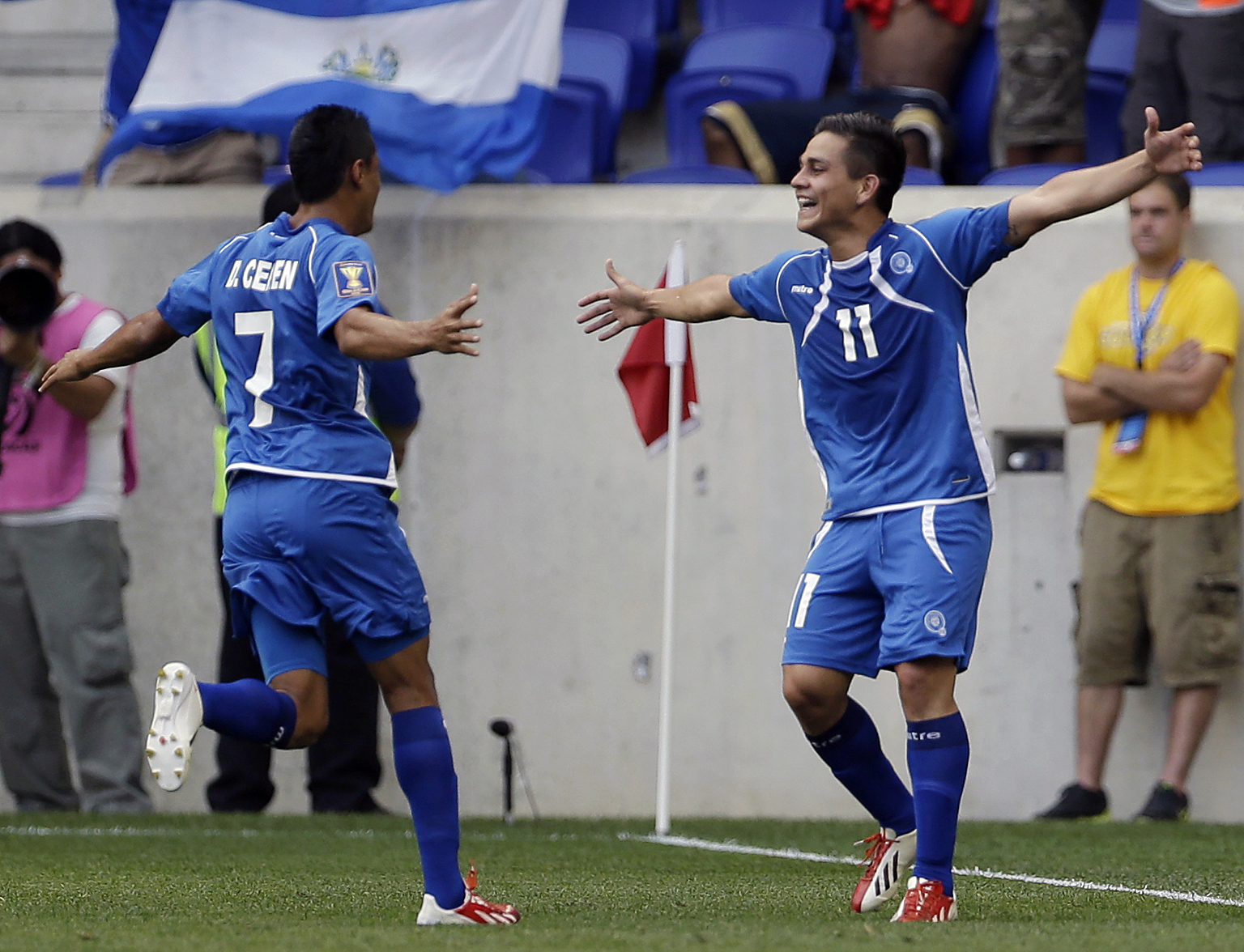 El Salvador y Trinidad empatan 2-2