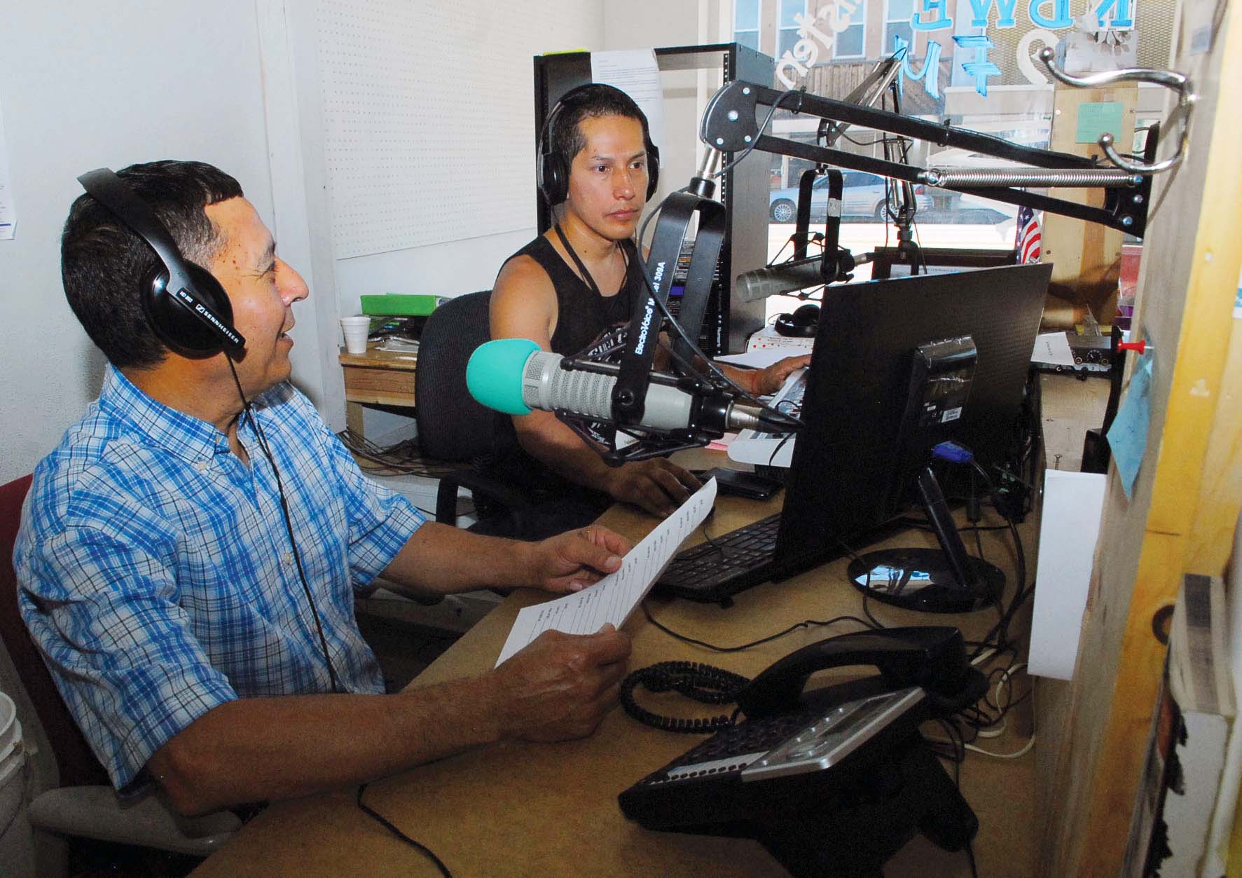 Radio comunitaria ofrece servicios a inmigrantes