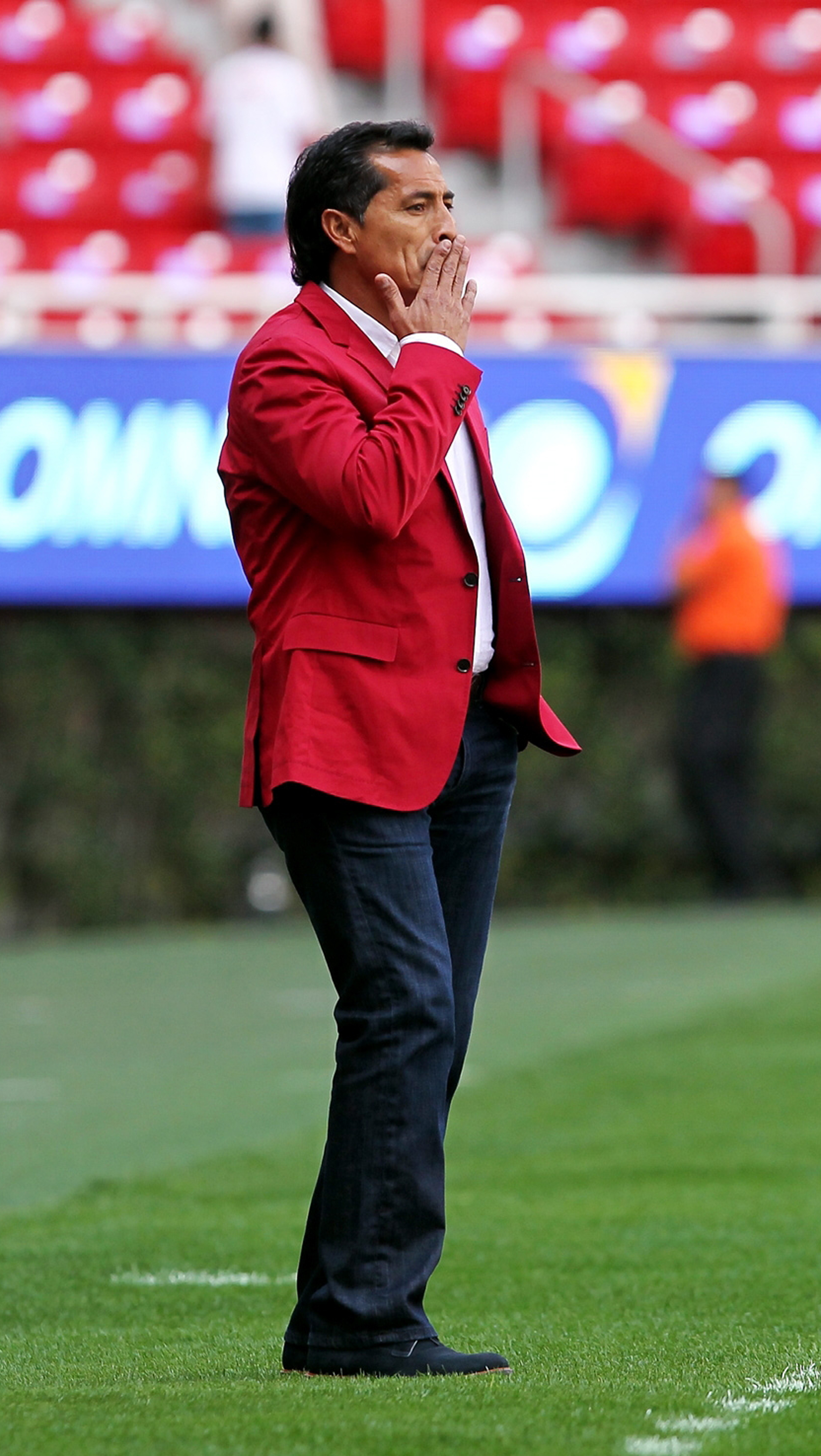 Chivas vuelve a caer y cesa a su entrenador