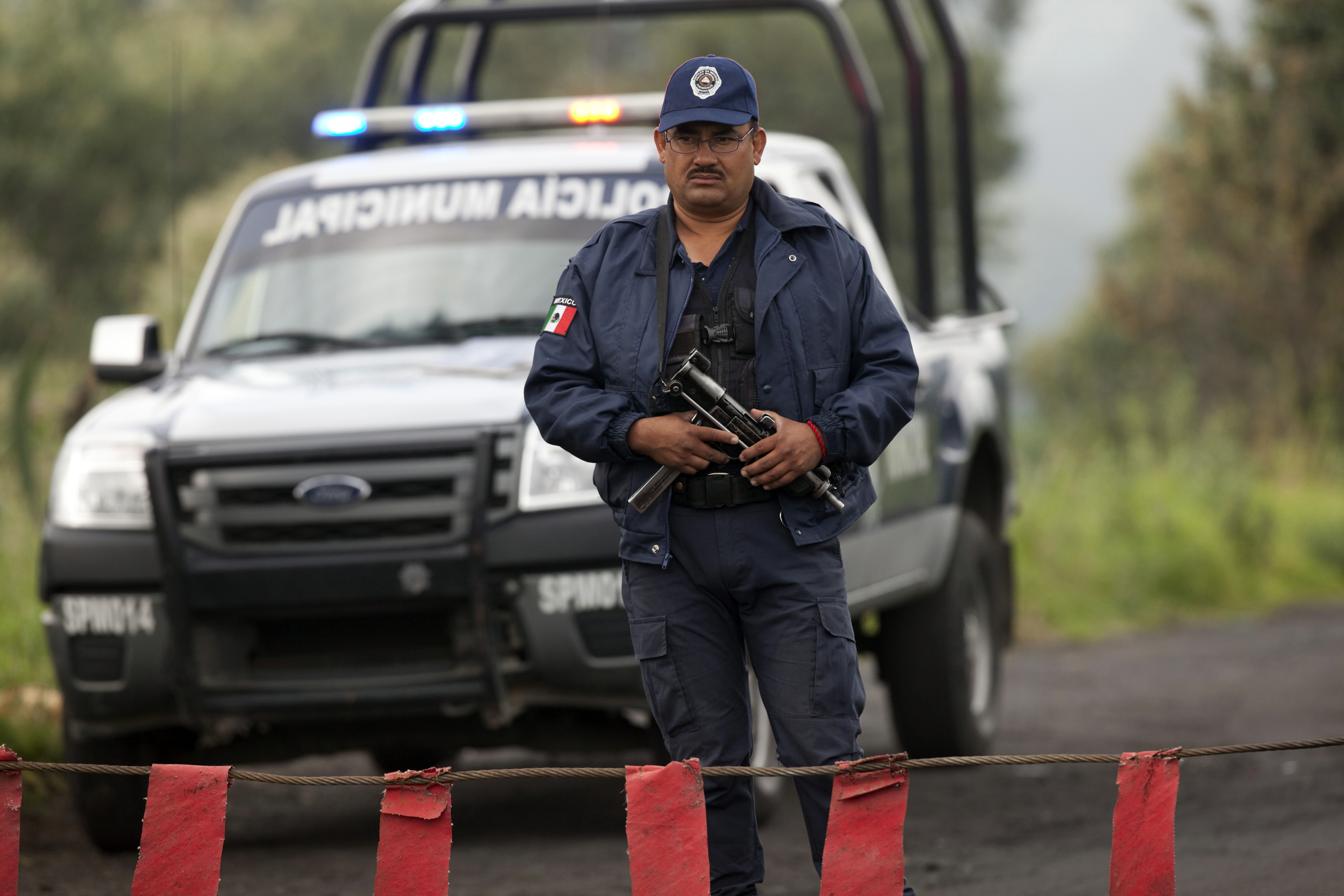 Trabajan en identificar cuerpos en fosa