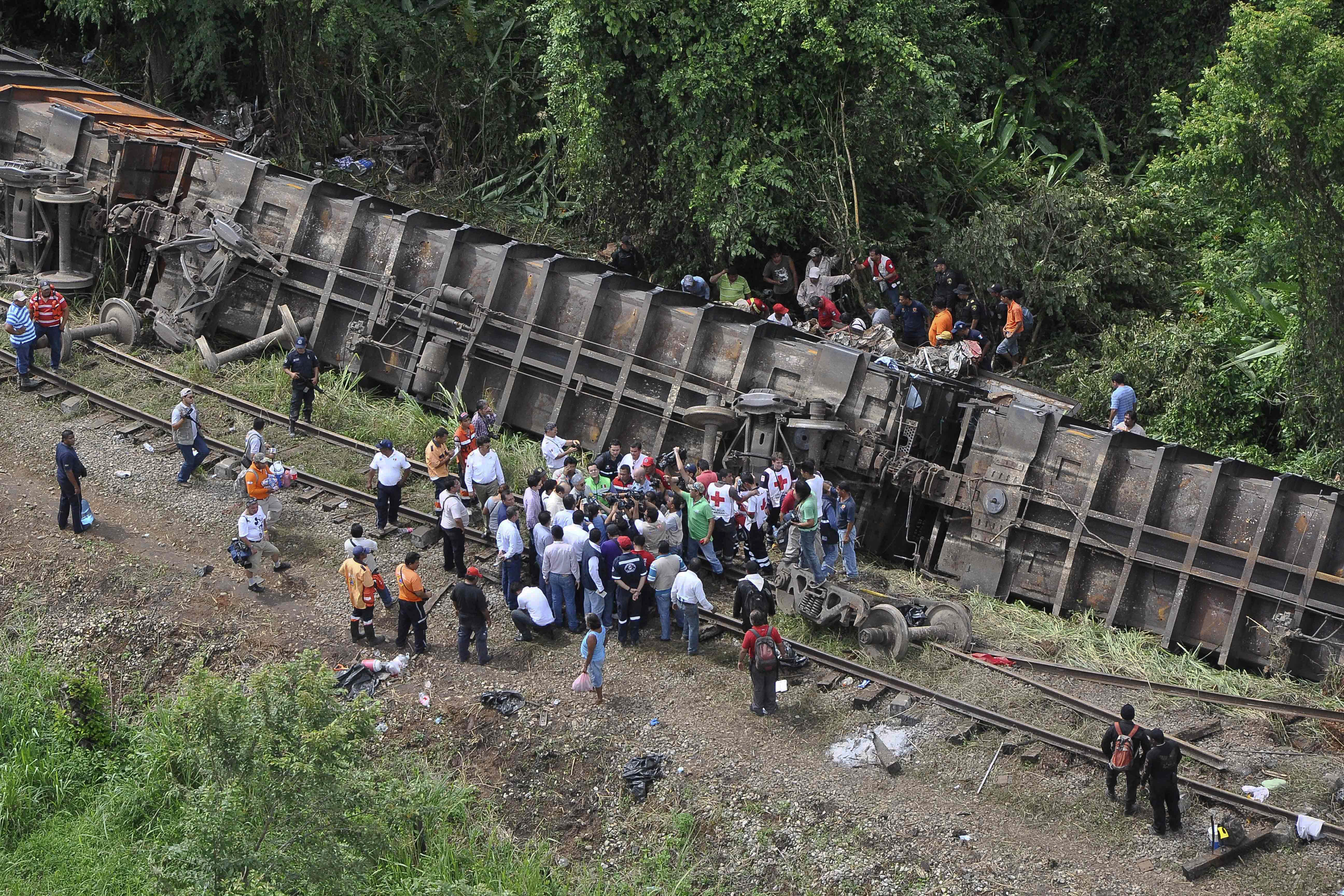 Suman 6 muertos tras descarrilamiento tren