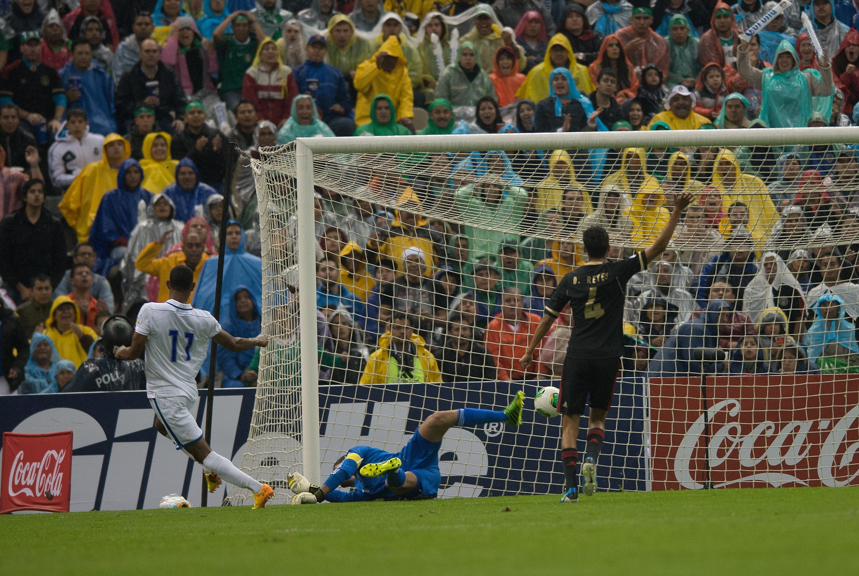 Honduras propina hist&oacute;rico rev&eacute;s a M&eacute;xico