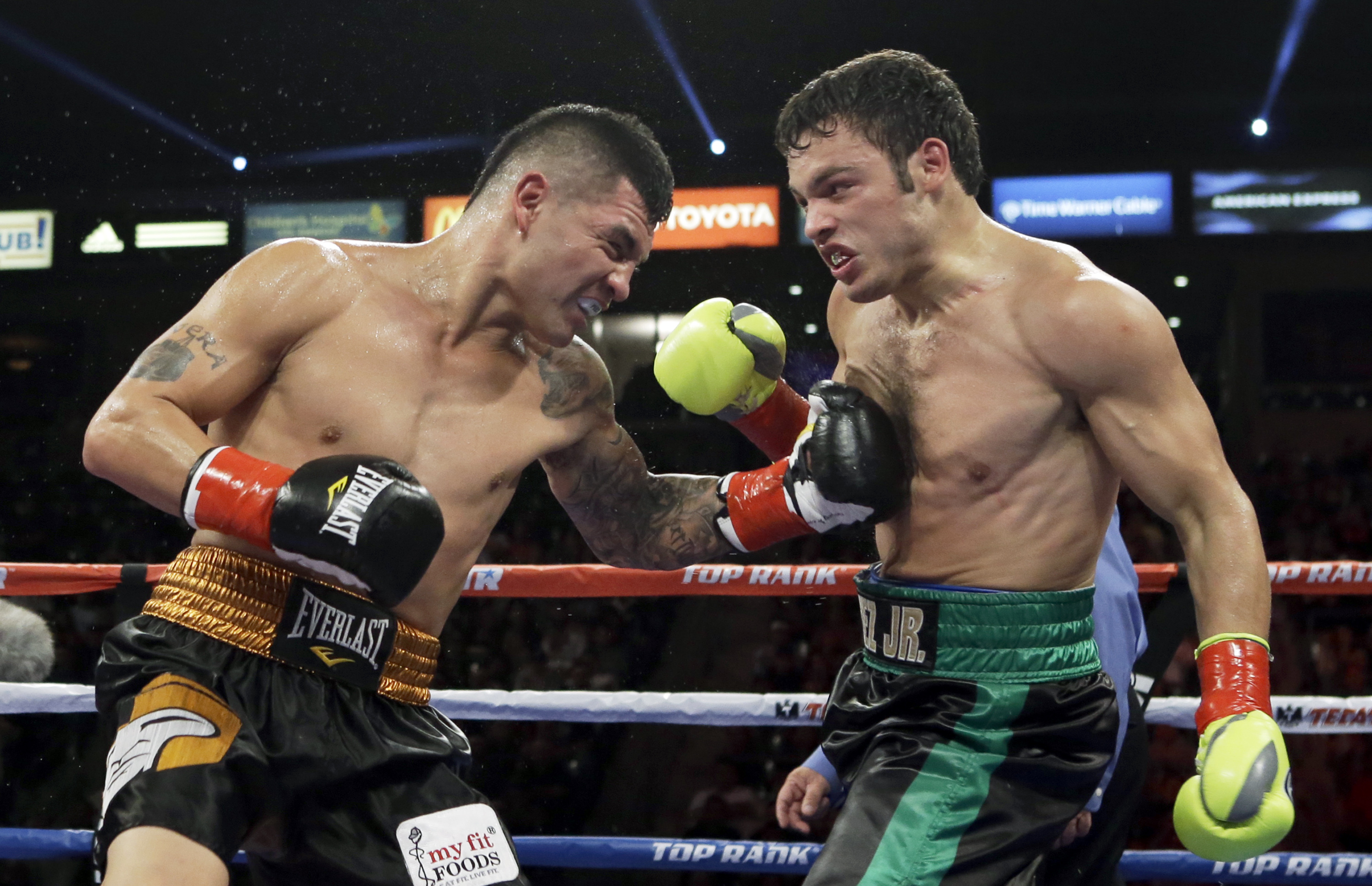 Abuchean triunfo de J.C. Ch&aacute;vez Jr. sobre Vera